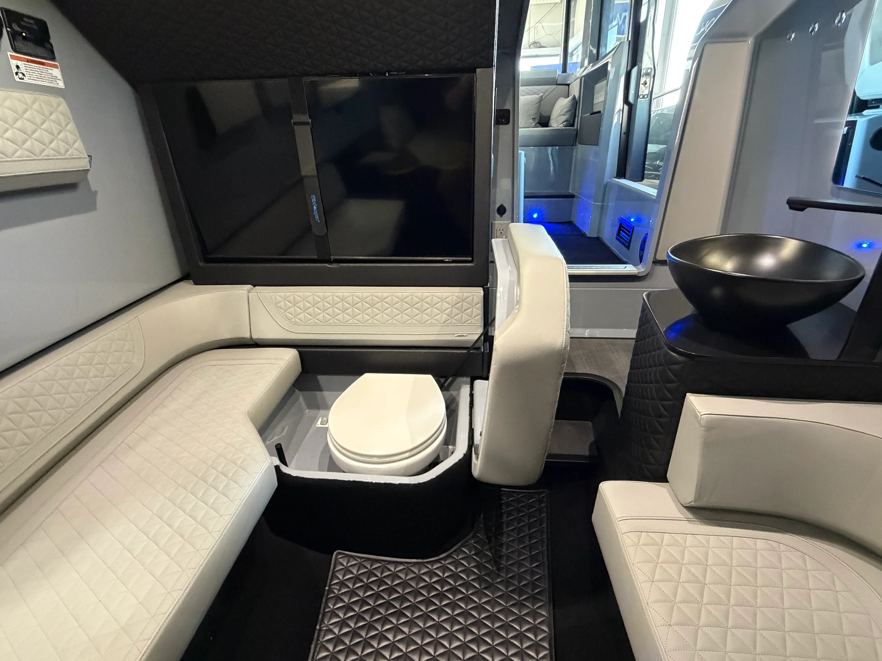 2024 Axopar 37 CROSS CABIN BRABUS Image Thumbnail #51