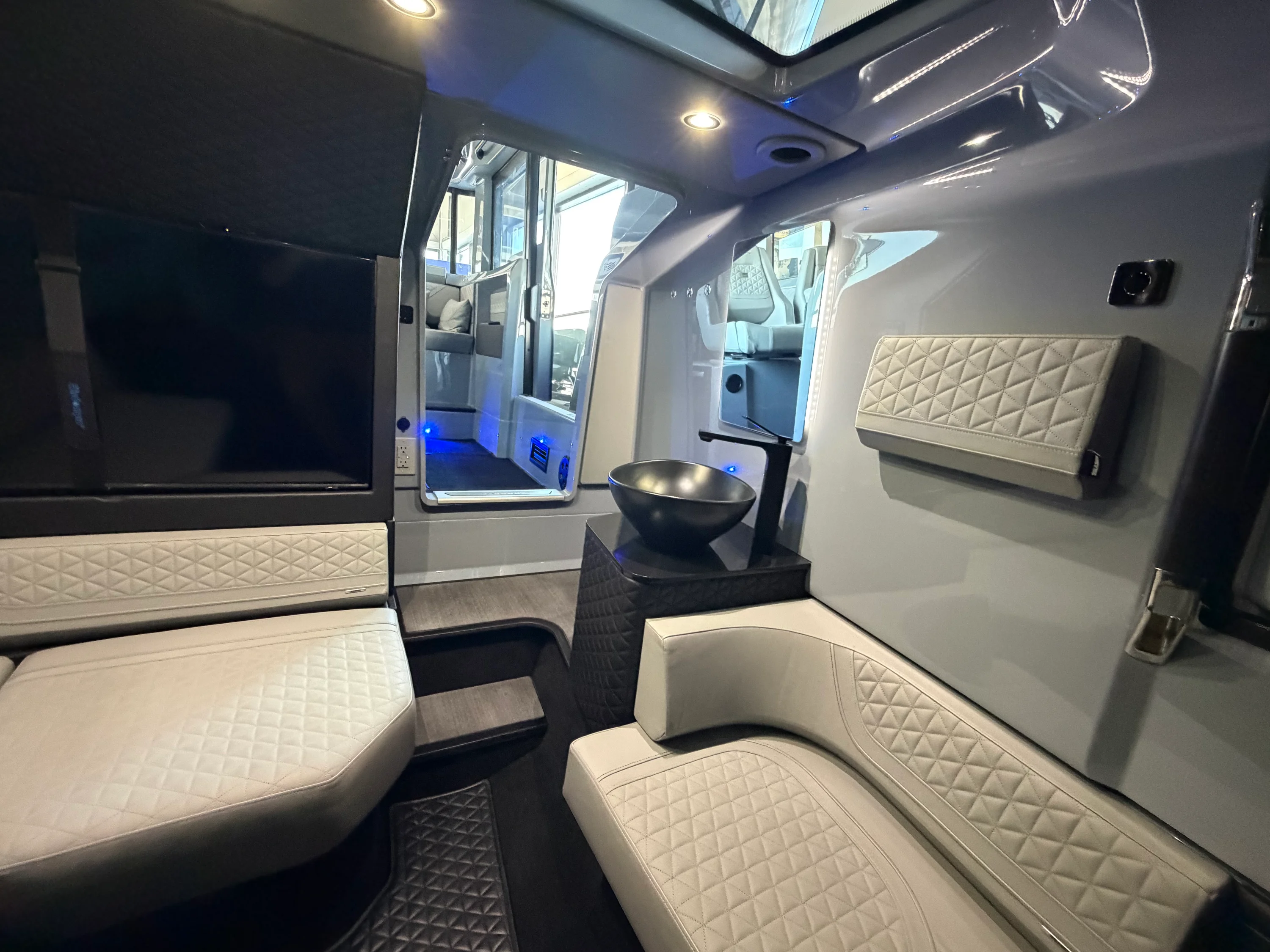 2024 Axopar 37 CROSS CABIN BRABUS Image Thumbnail #46