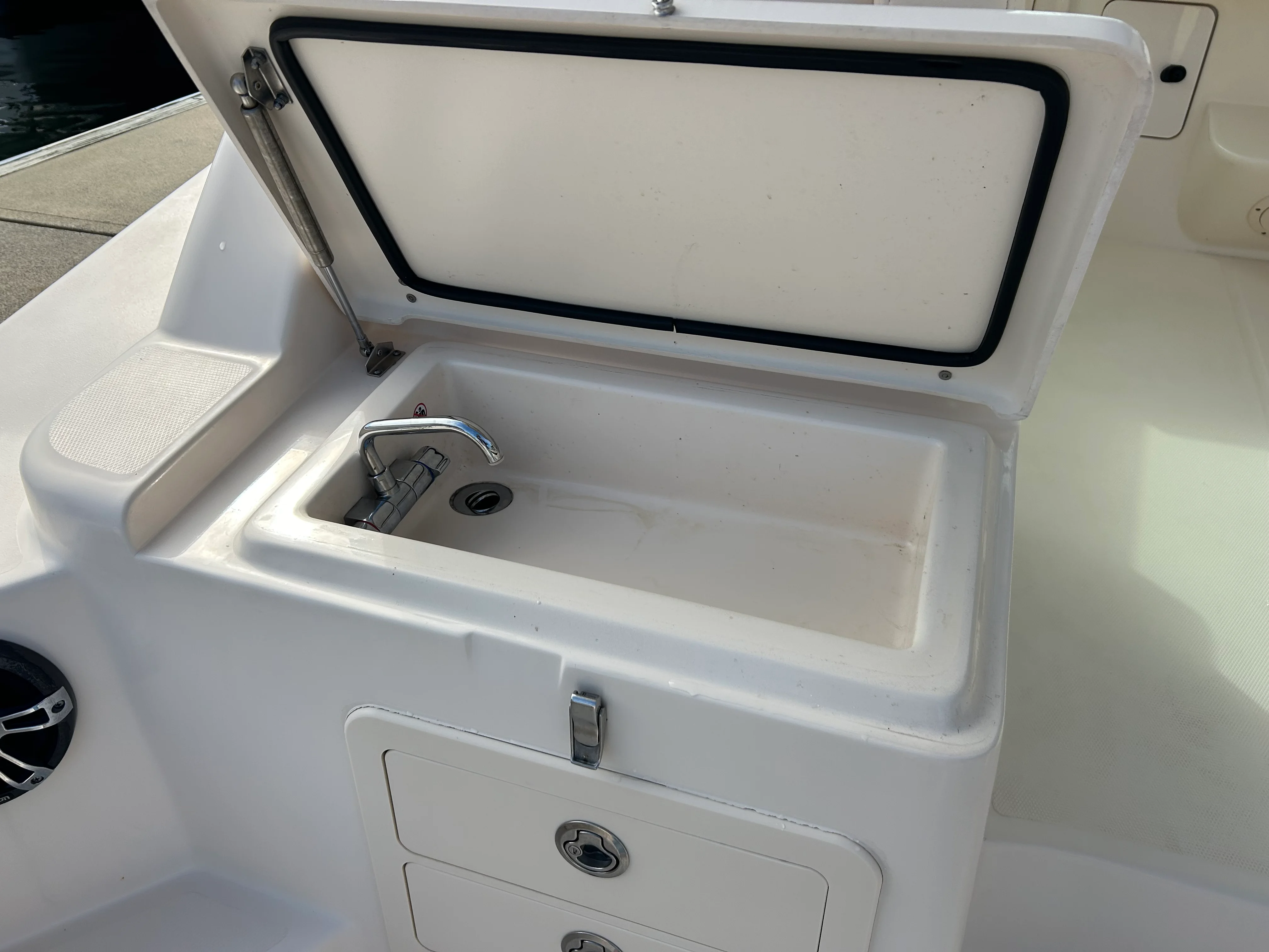 2021 Grady-White Express 330 Image Thumbnail #13