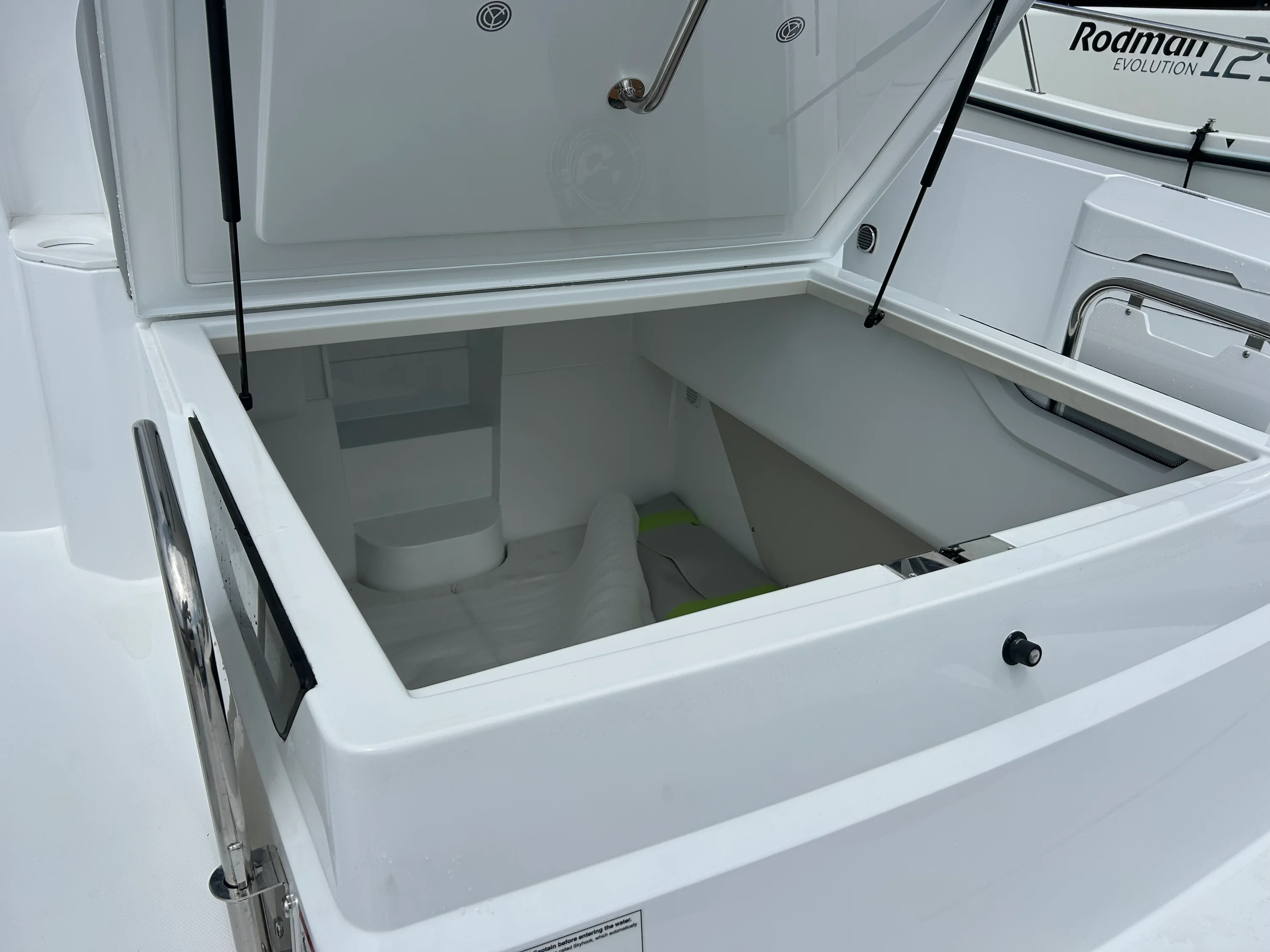 2026 Cruisers Yachts 38 VTR EC Image Thumbnail #17