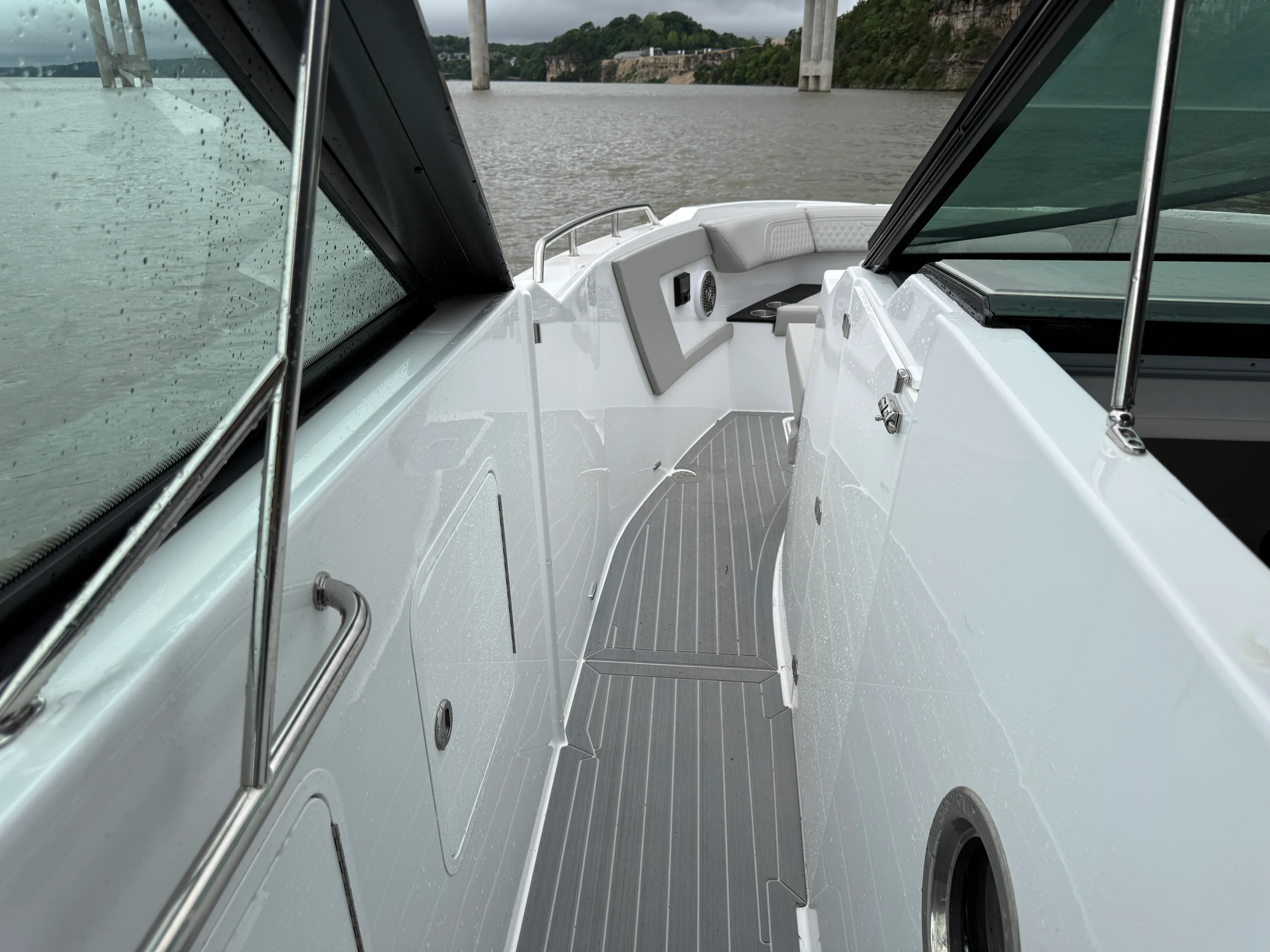 2026 Cruisers Yachts 34 GLS Outboard Image Thumbnail #17