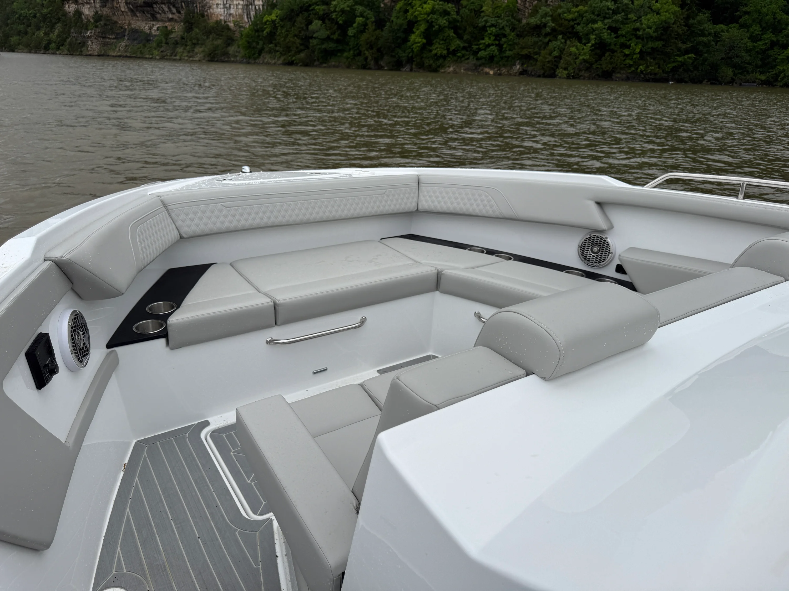 2026 Cruisers Yachts 34 GLS Outboard Image Thumbnail #18