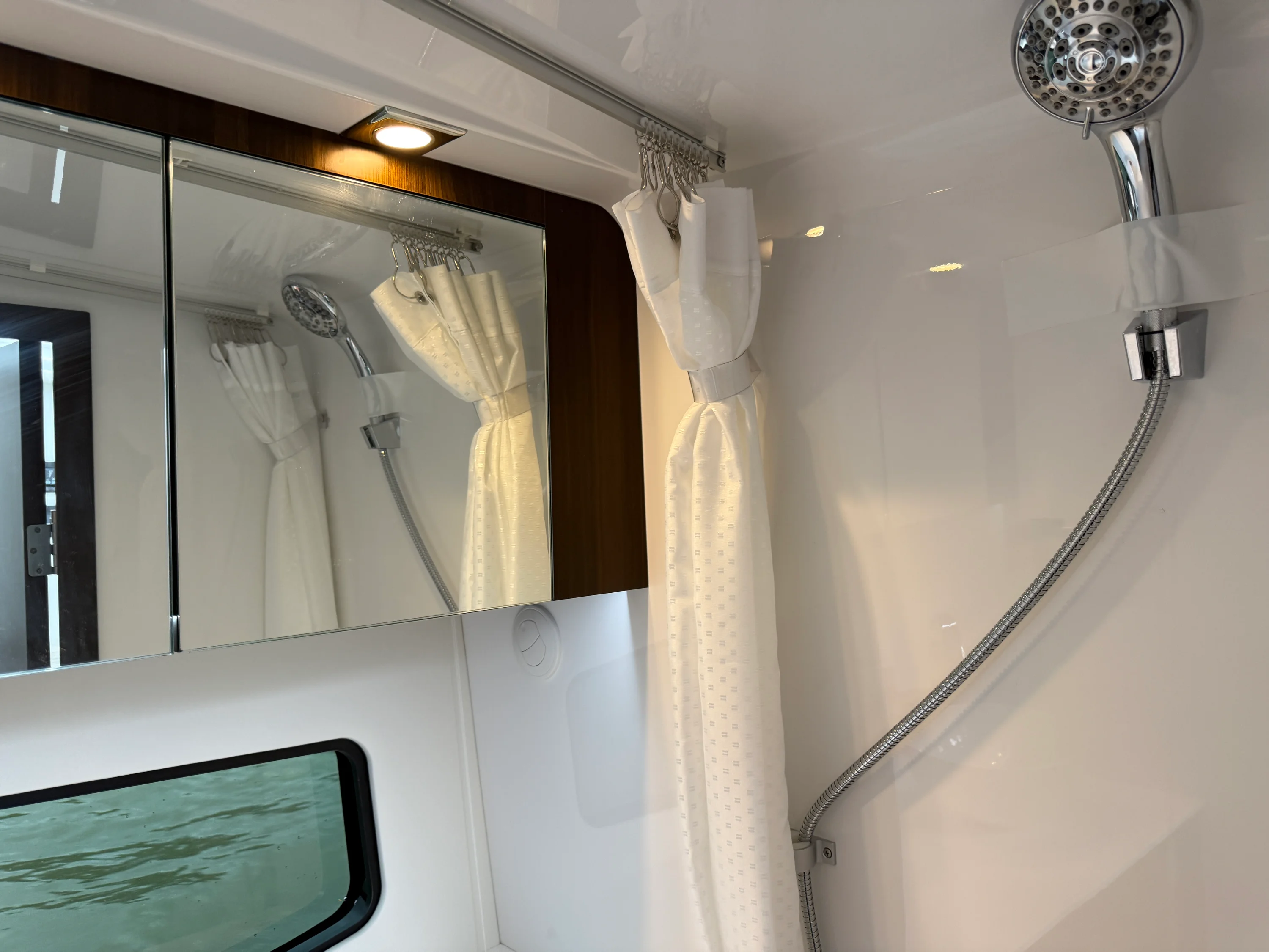 2026 Cruisers Yachts 34 GLS Outboard Image Thumbnail #28