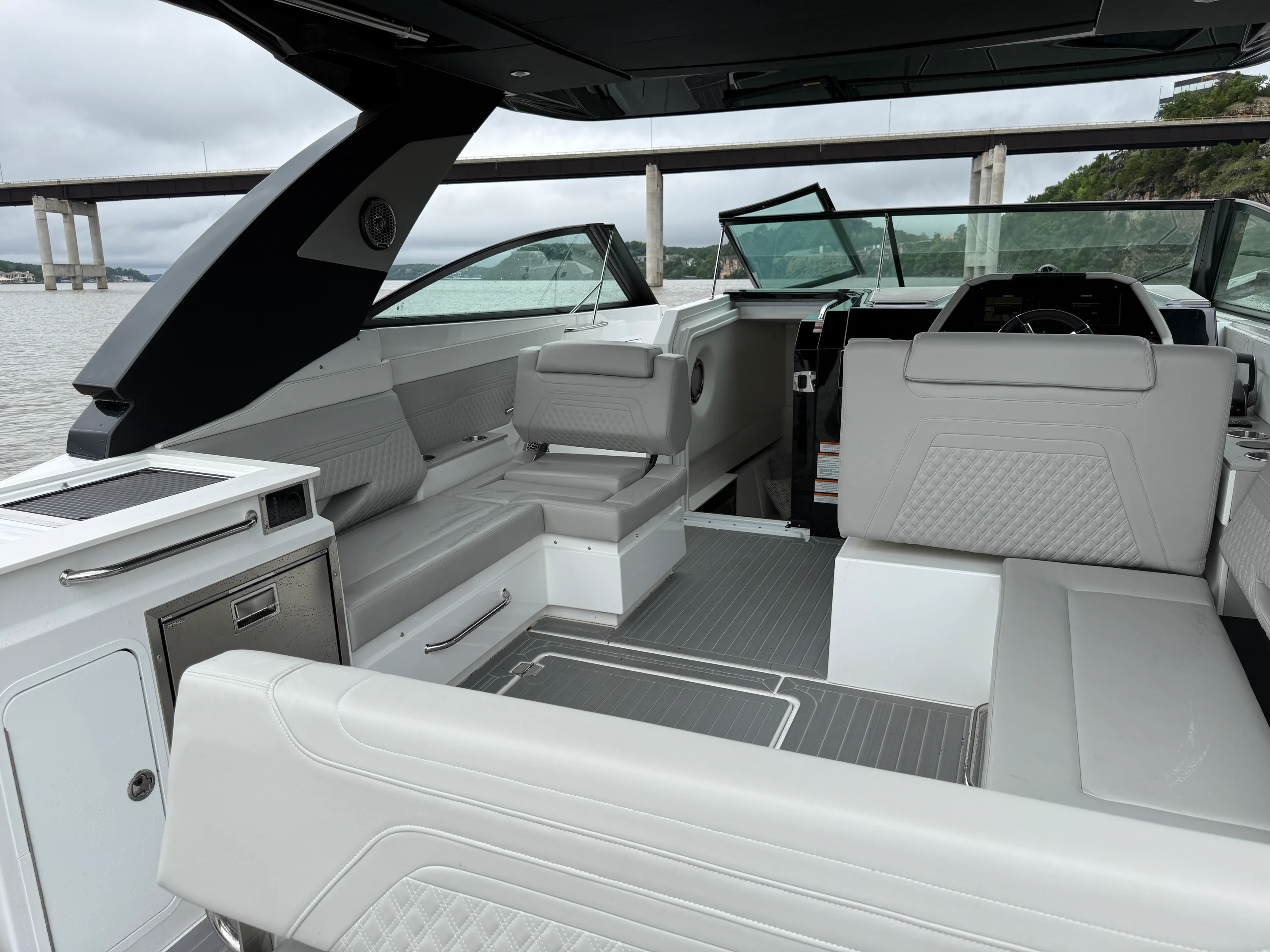 2026 Cruisers Yachts 34 GLS Outboard Image Thumbnail #12