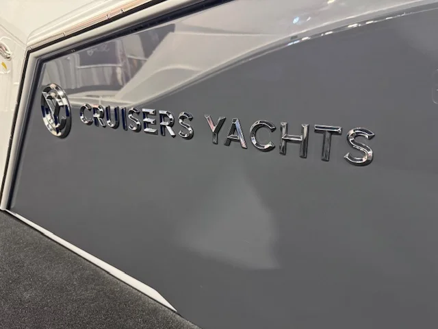 2026 Cruisers Yachts 34 GLS Outboard Image Thumbnail #2