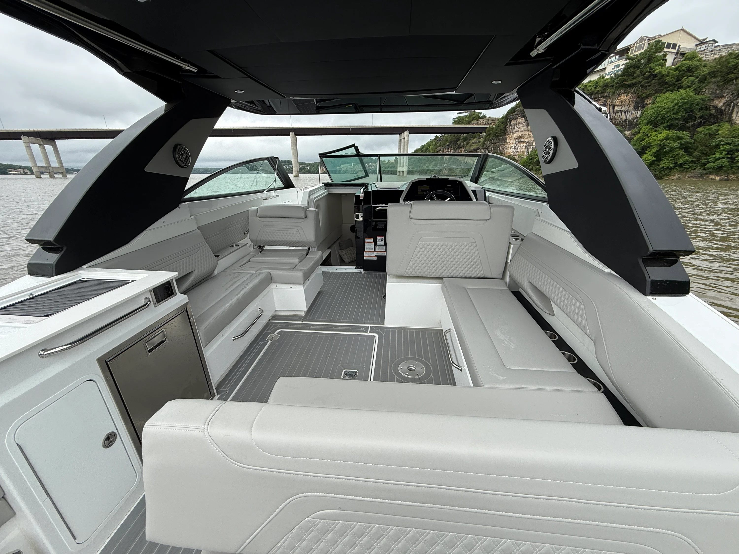 2026 Cruisers Yachts 34 GLS Outboard Image Thumbnail #11