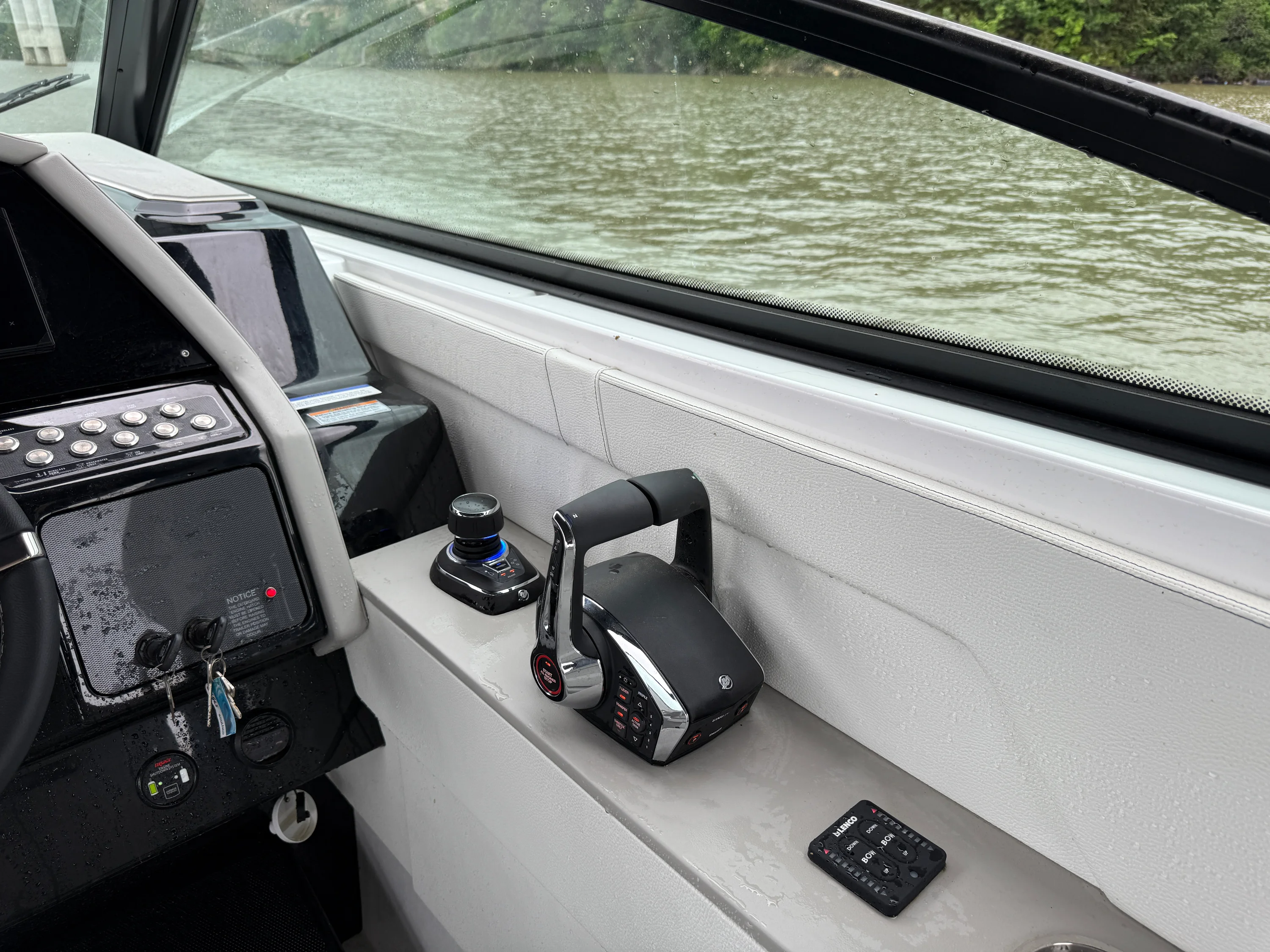 2026 Cruisers Yachts 34 GLS Outboard Image Thumbnail #10