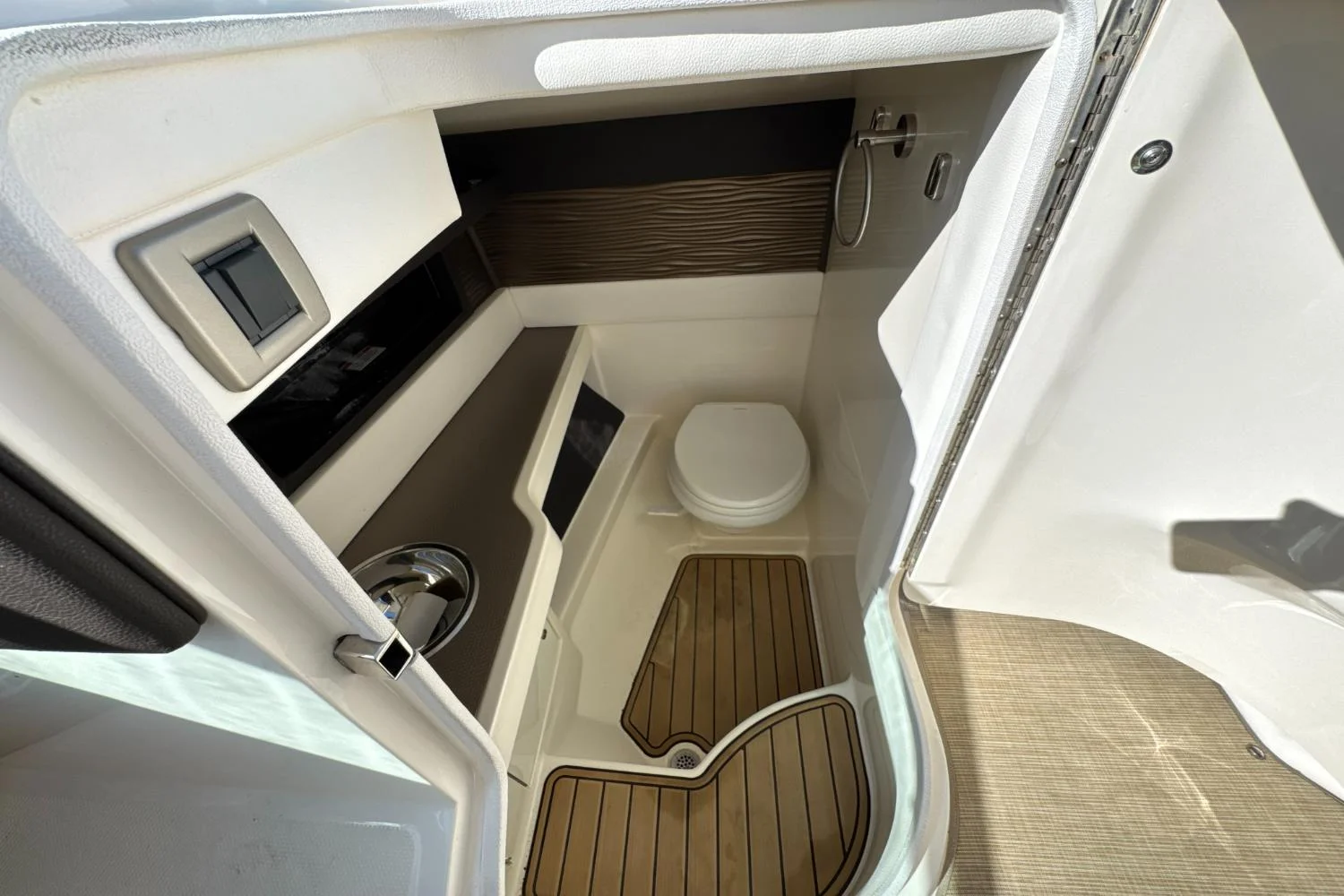 2019 Sea Ray SLX 310 Image Thumbnail #26