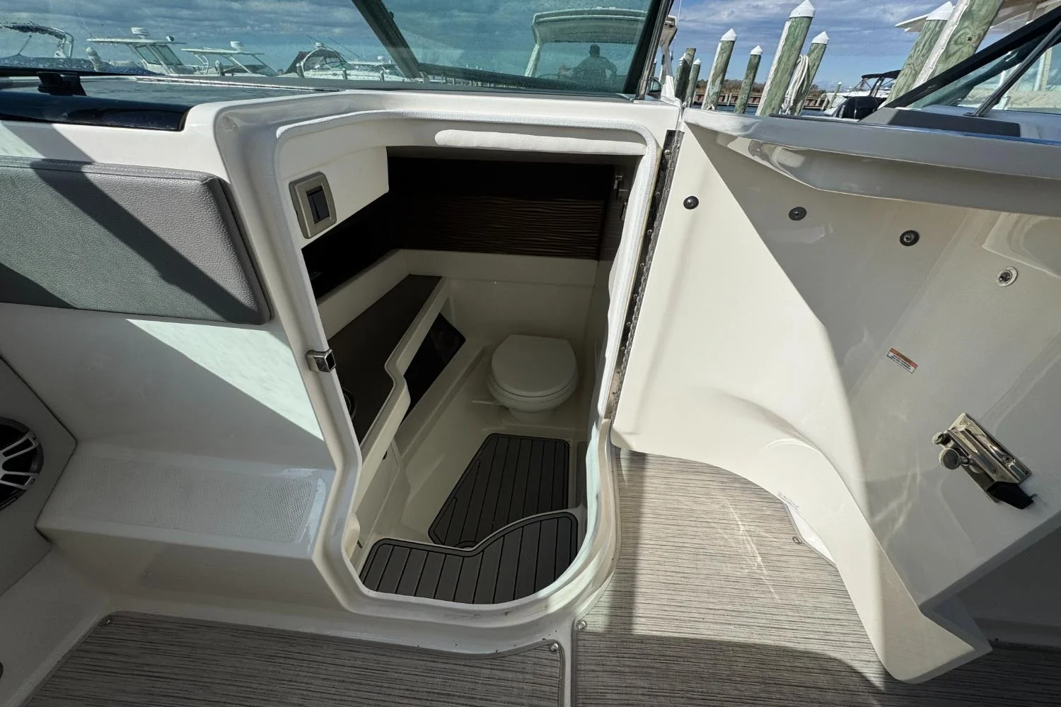 2021 Sea Ray SLX 310 Image Thumbnail #23