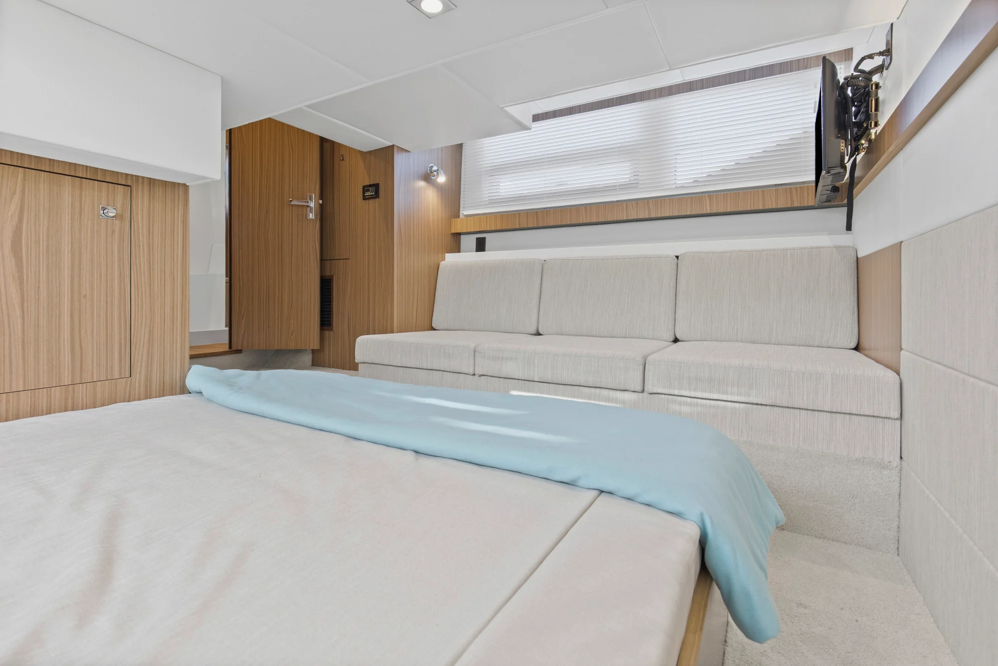 2026 Cruisers Yachts 42 Cantius Image Thumbnail #29