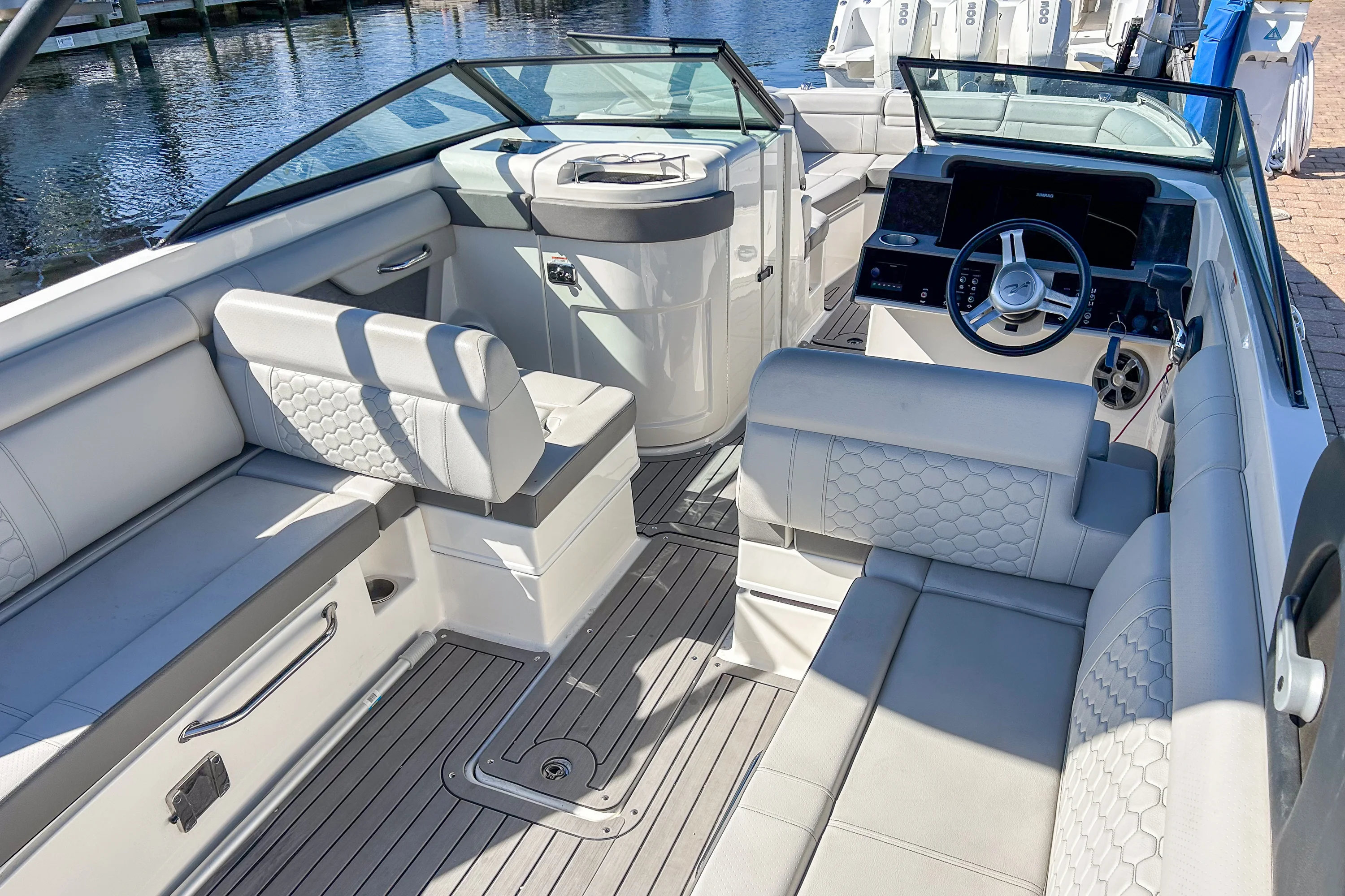 2021 Sea Ray 270 SDX OUTBOARD Image Thumbnail #4