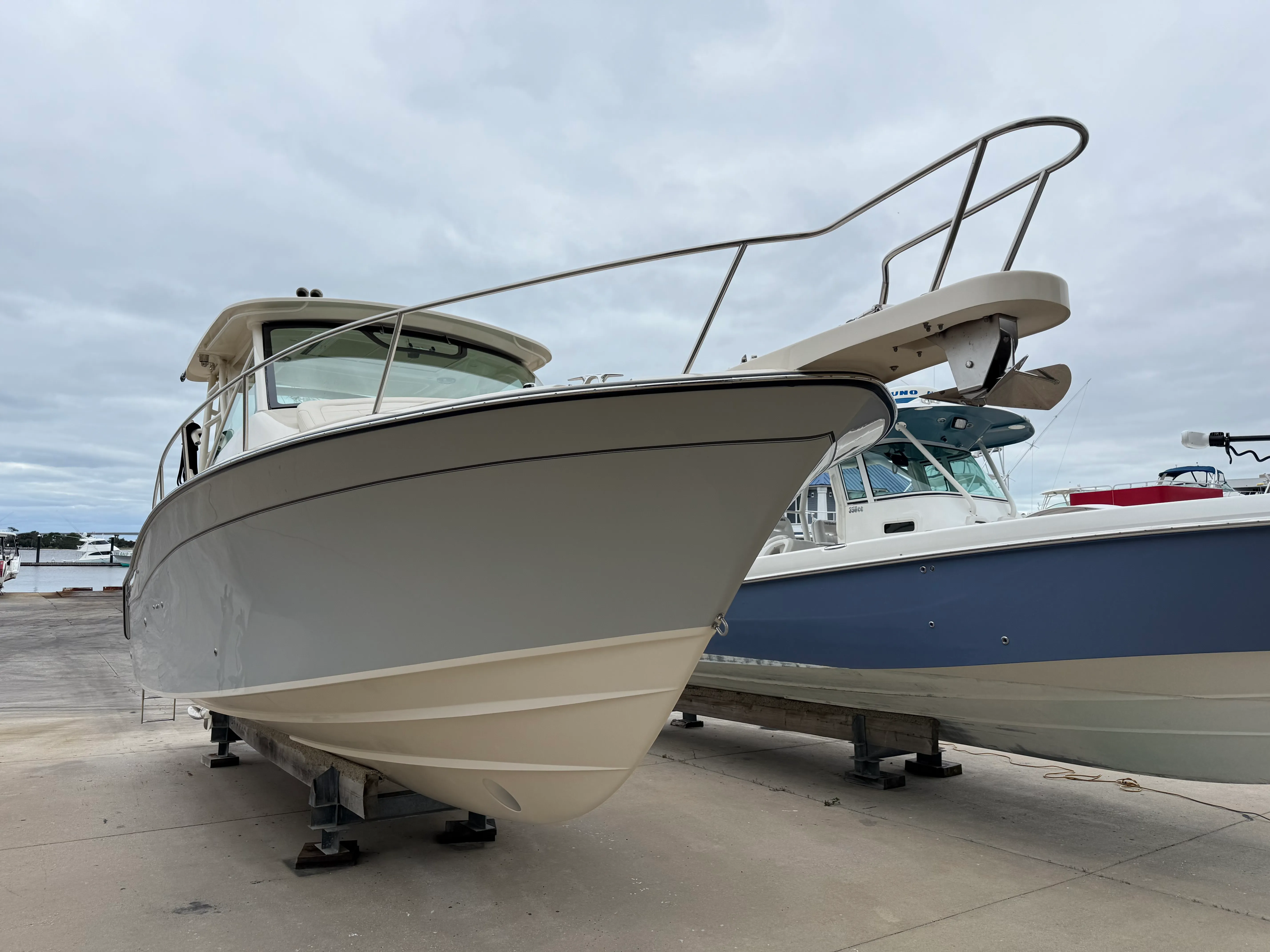 2025 Grady-White 330 EXPRESS Image Thumbnail #3