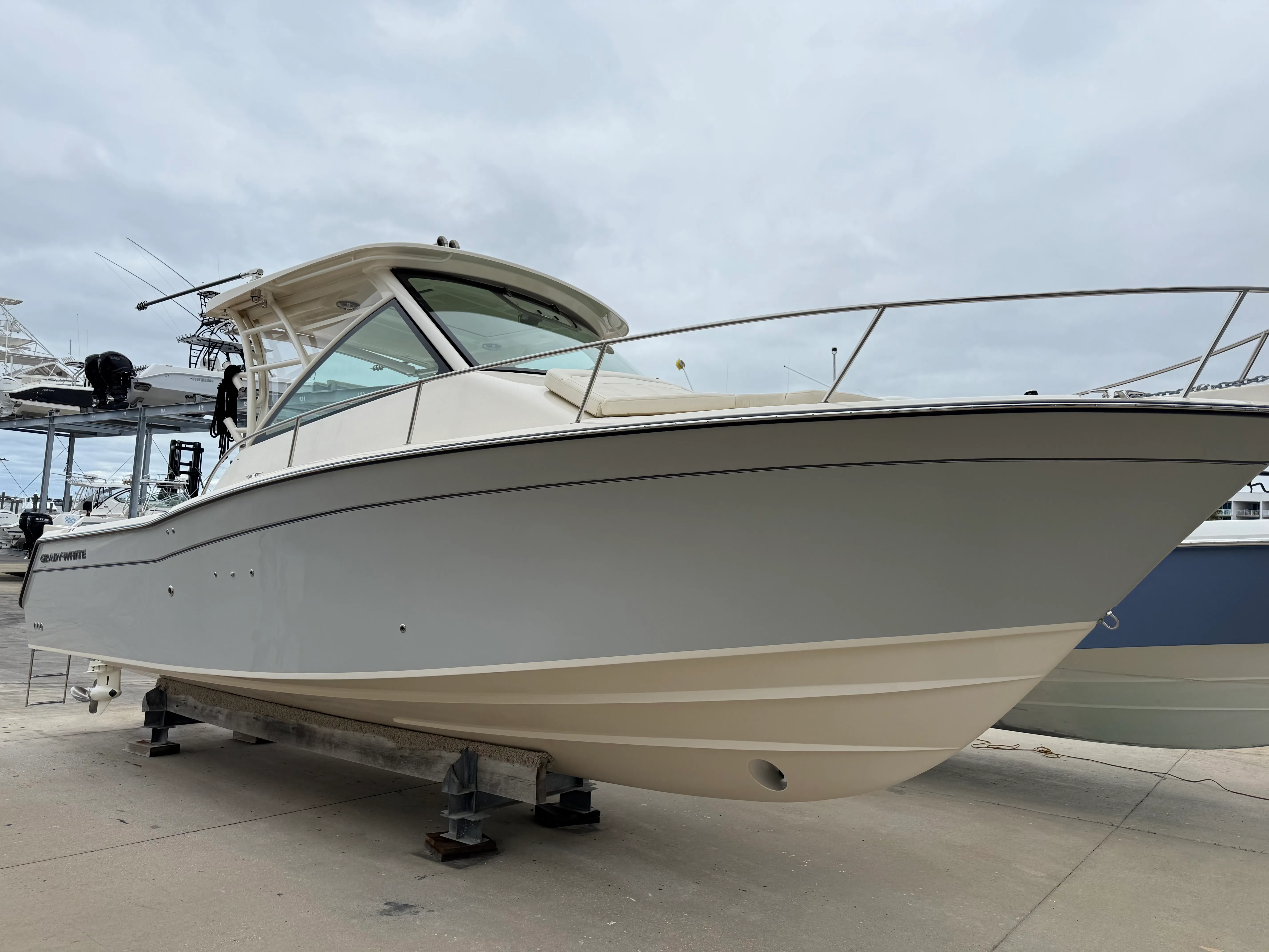 2025 Grady-White 330 EXPRESS Image Thumbnail #1