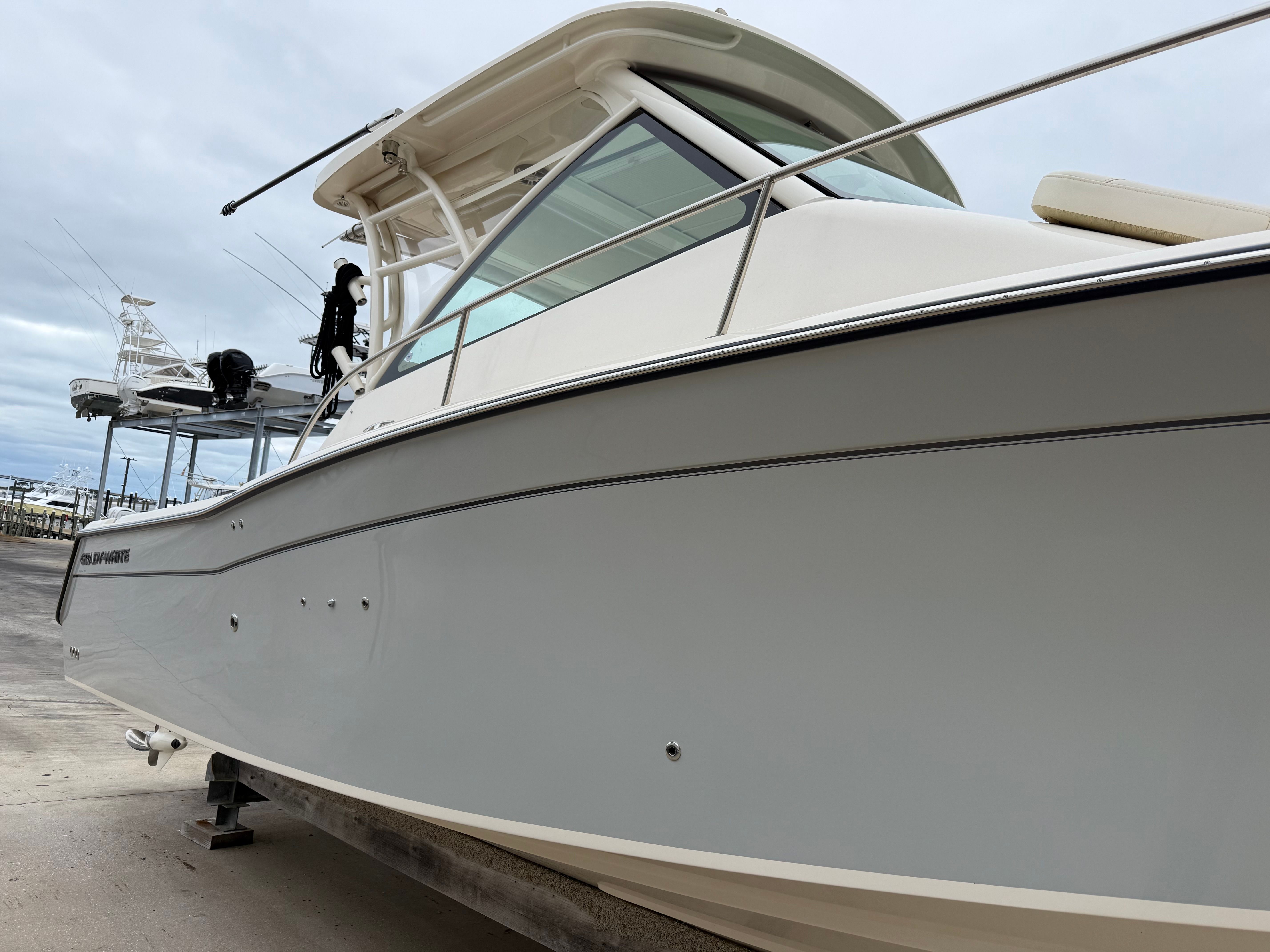 2025 Grady-White 330 EXPRESS Image Thumbnail #11