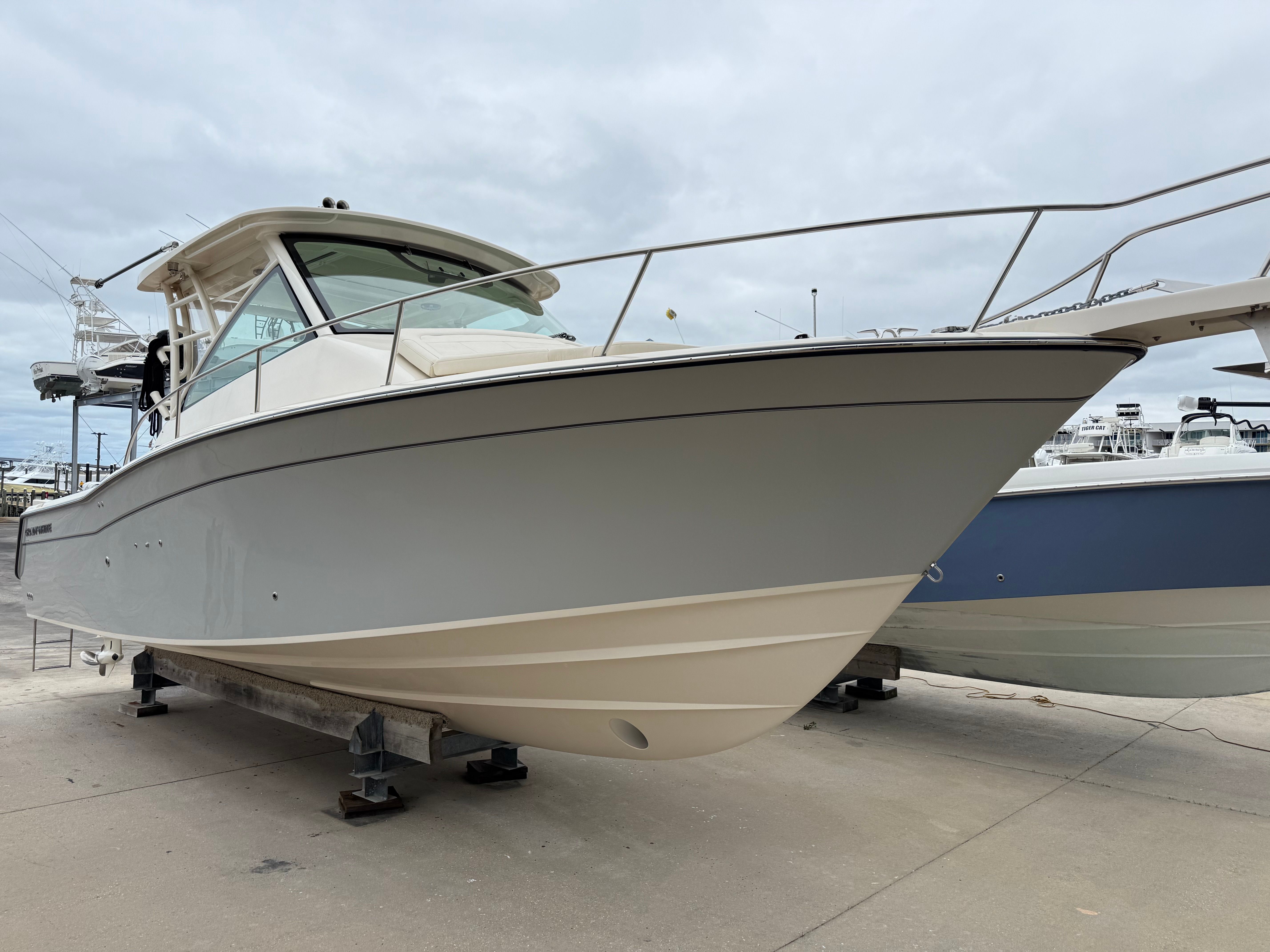 2025 Grady-White 330 EXPRESS Image Thumbnail #2