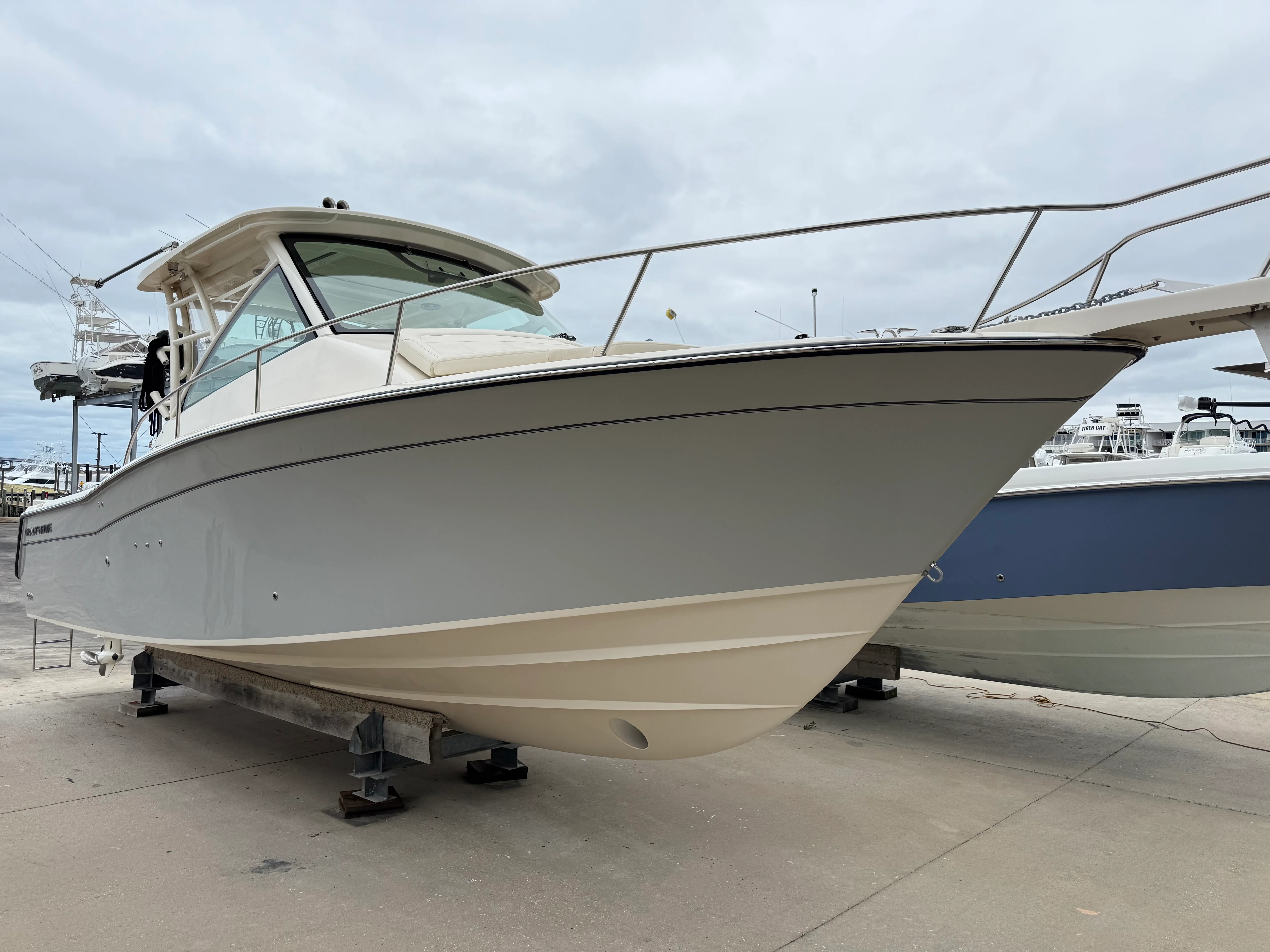 2025 Grady-White 330 EXPRESS Image Thumbnail #2