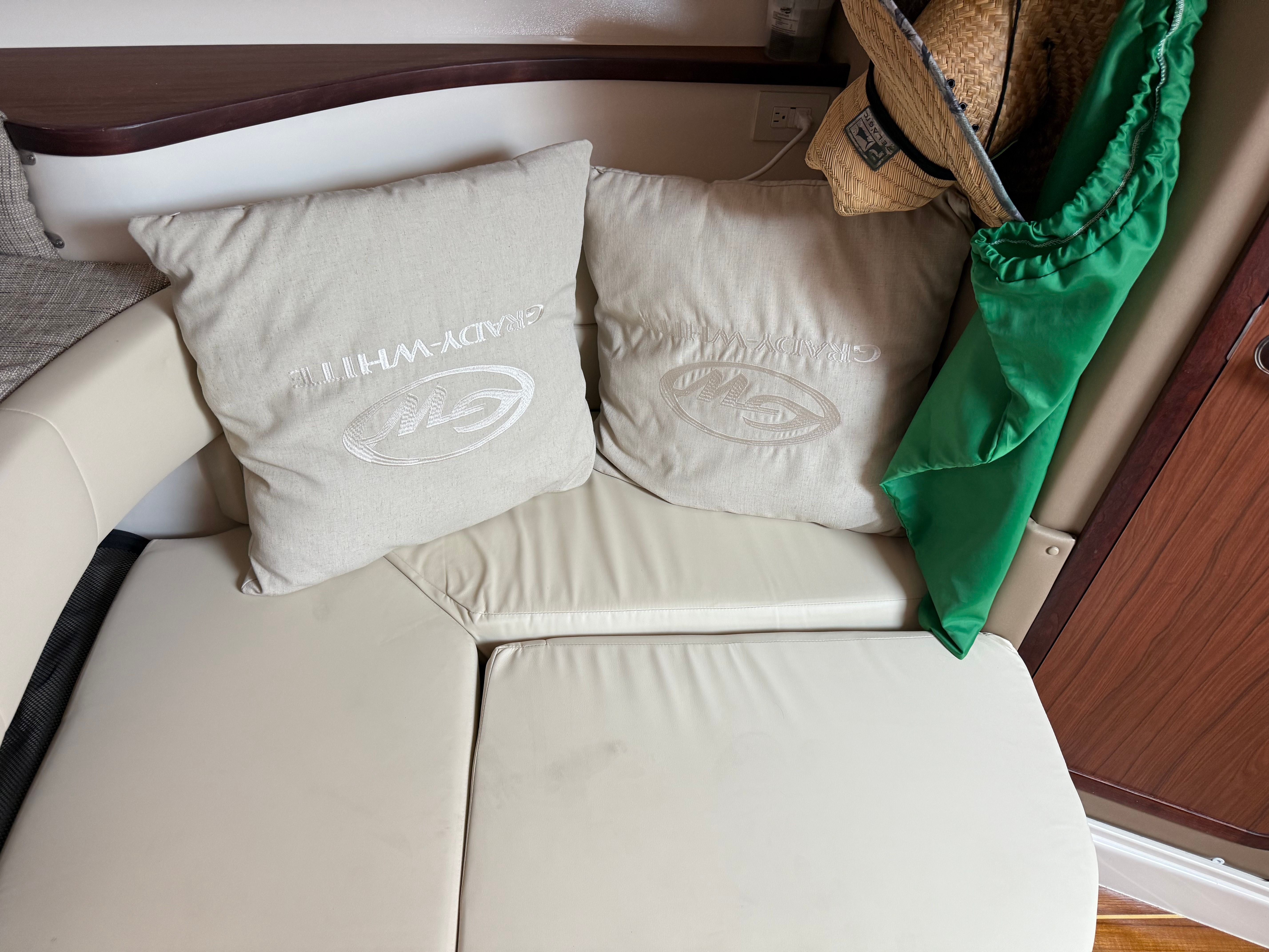 2025 Grady-White 330 EXPRESS Image Thumbnail #46