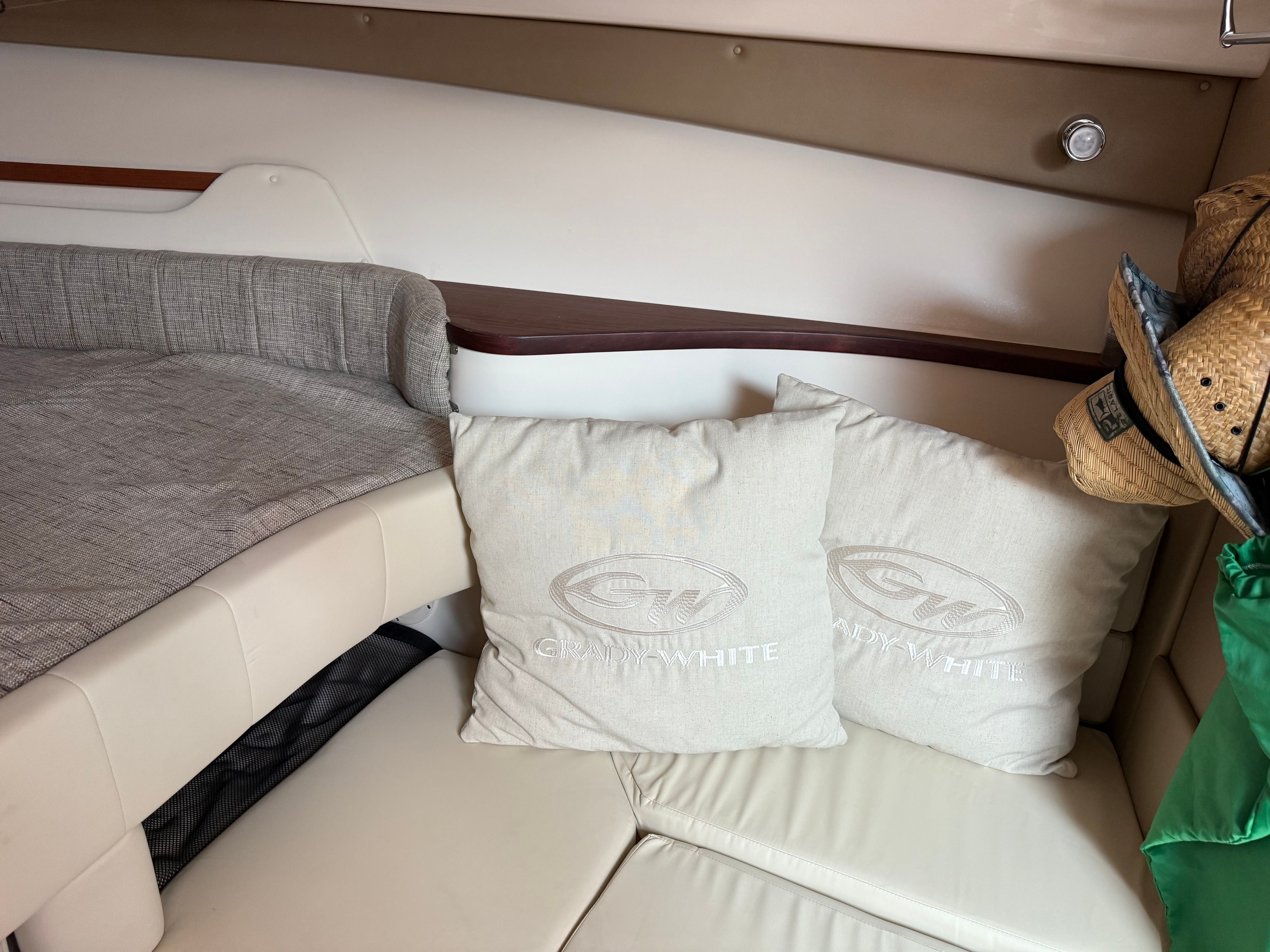 2025 Grady-White 330 EXPRESS Image Thumbnail #38