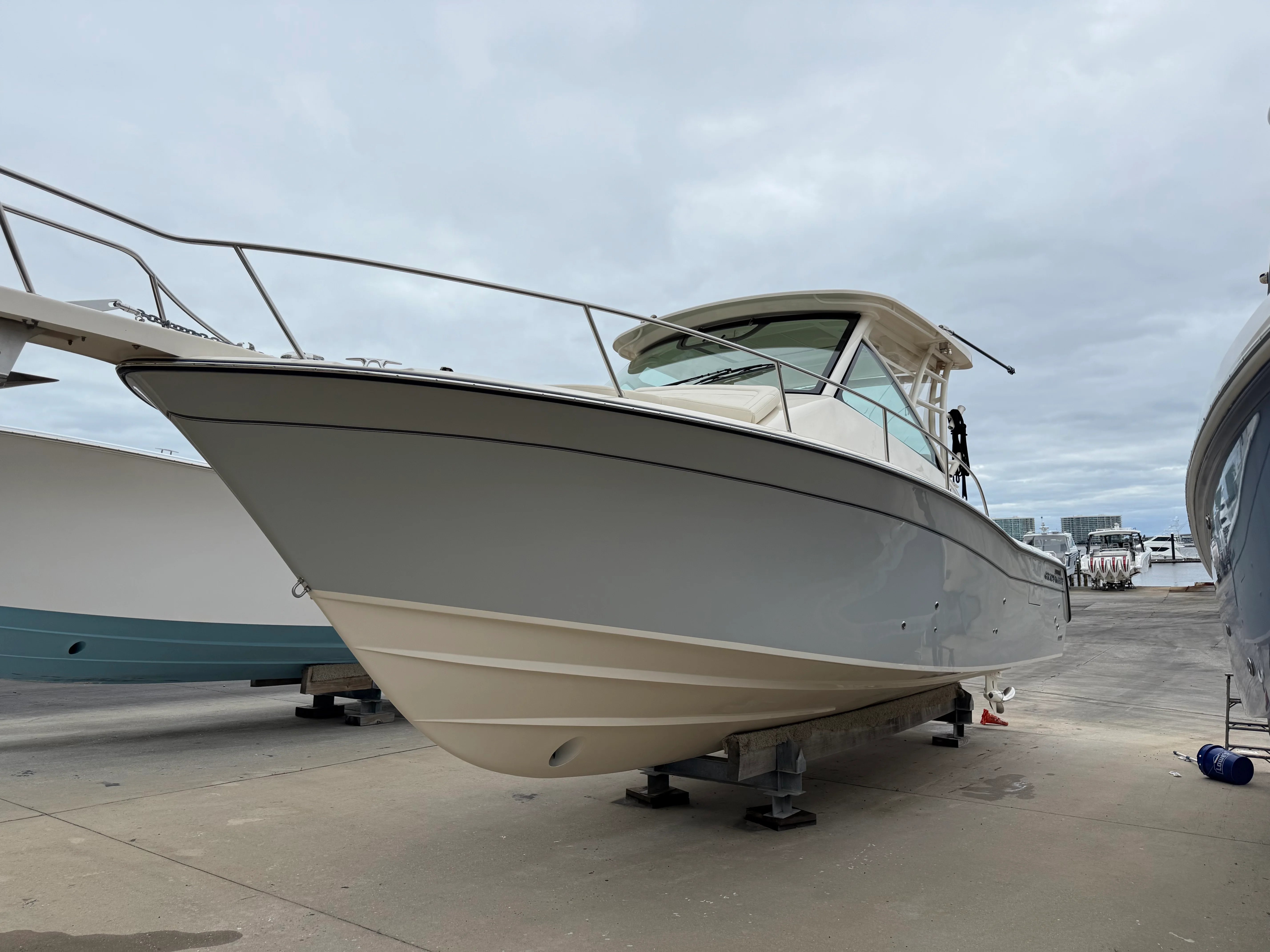 2025 Grady-White 330 EXPRESS Image Thumbnail #4