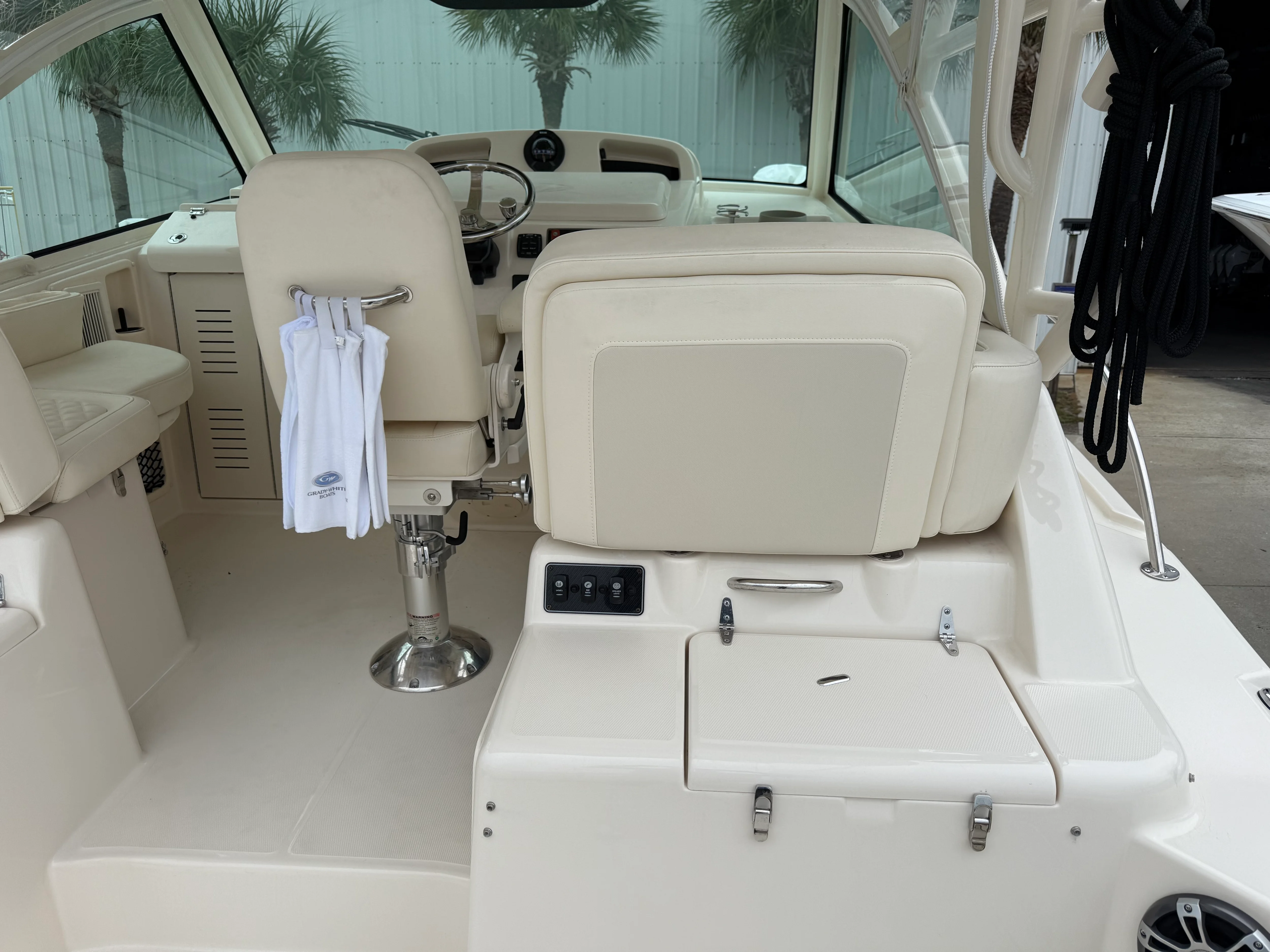 2025 Grady-White 330 EXPRESS Image Thumbnail #26