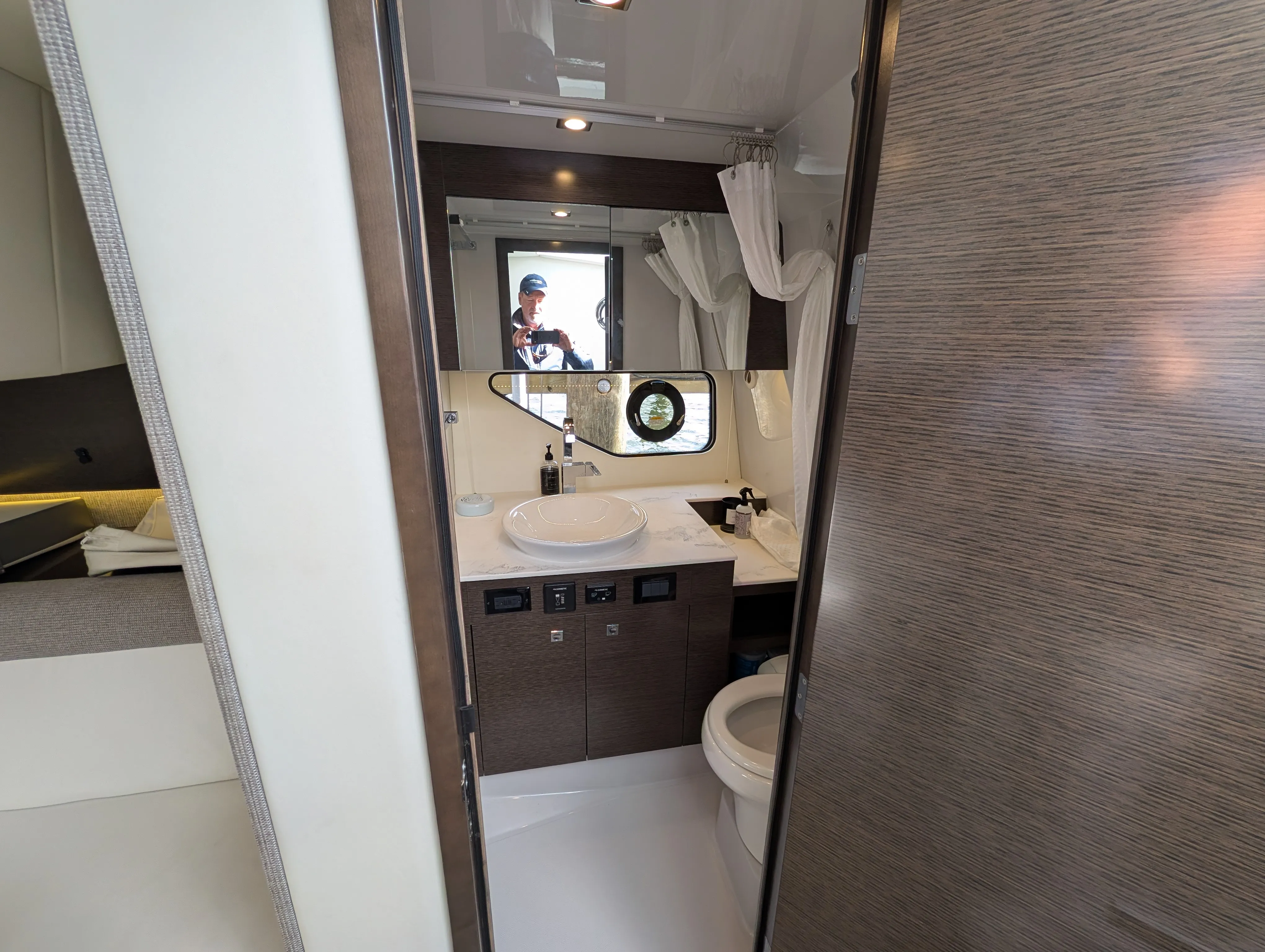 2021 Cruisers Yachts 38 GLS Image Thumbnail #49