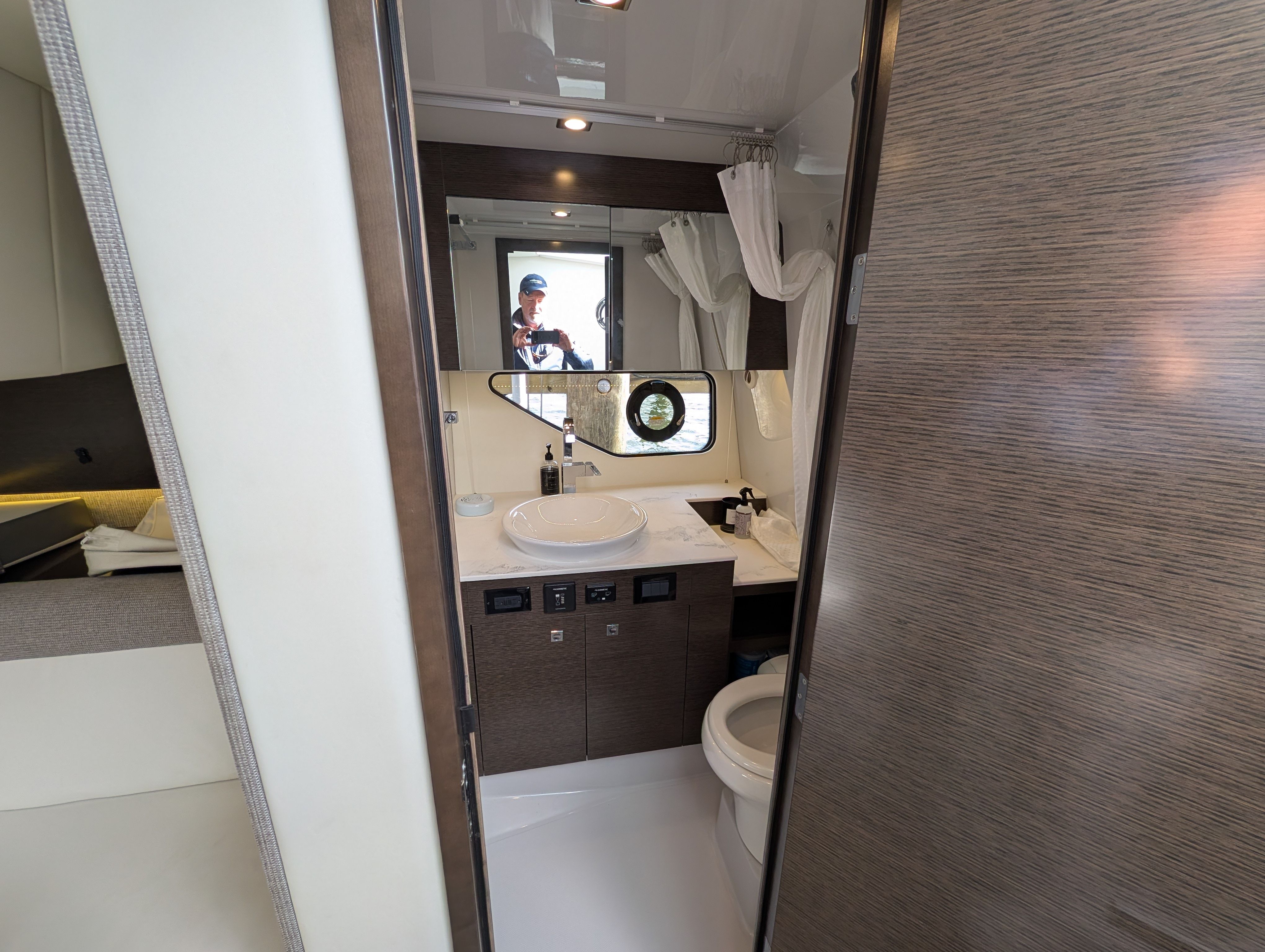 2021 Cruisers Yachts 38 GLS Image Thumbnail #48