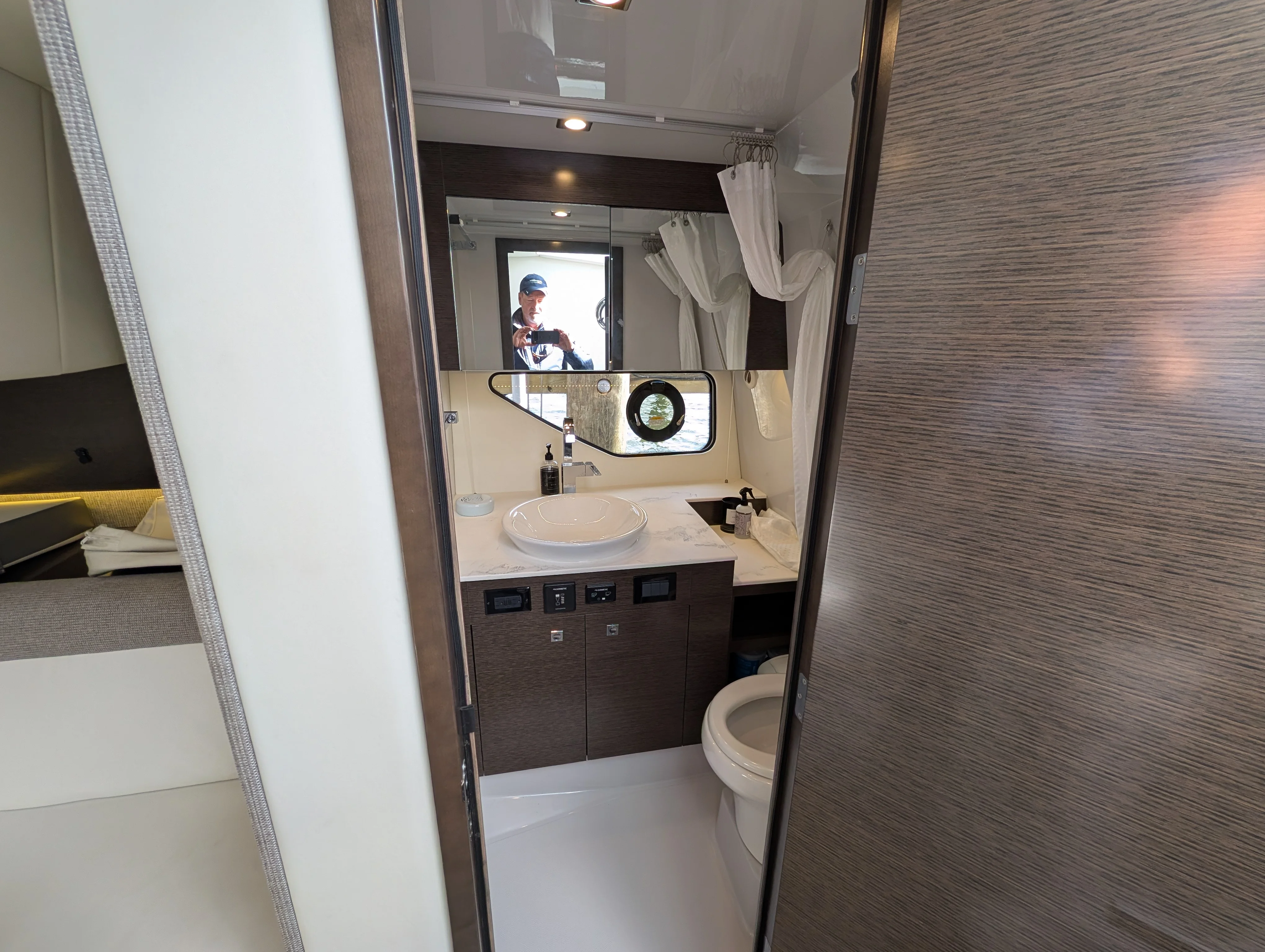 2021 Cruisers Yachts 38 GLS Image Thumbnail #48