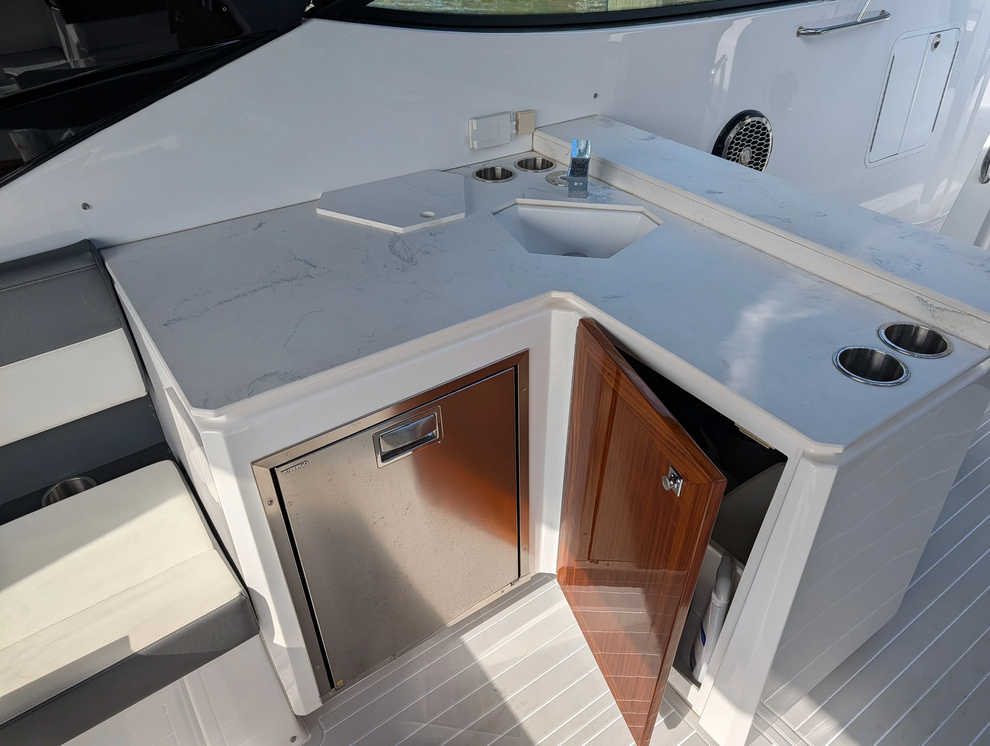 2021 Cruisers Yachts 38 GLS Image Thumbnail #31