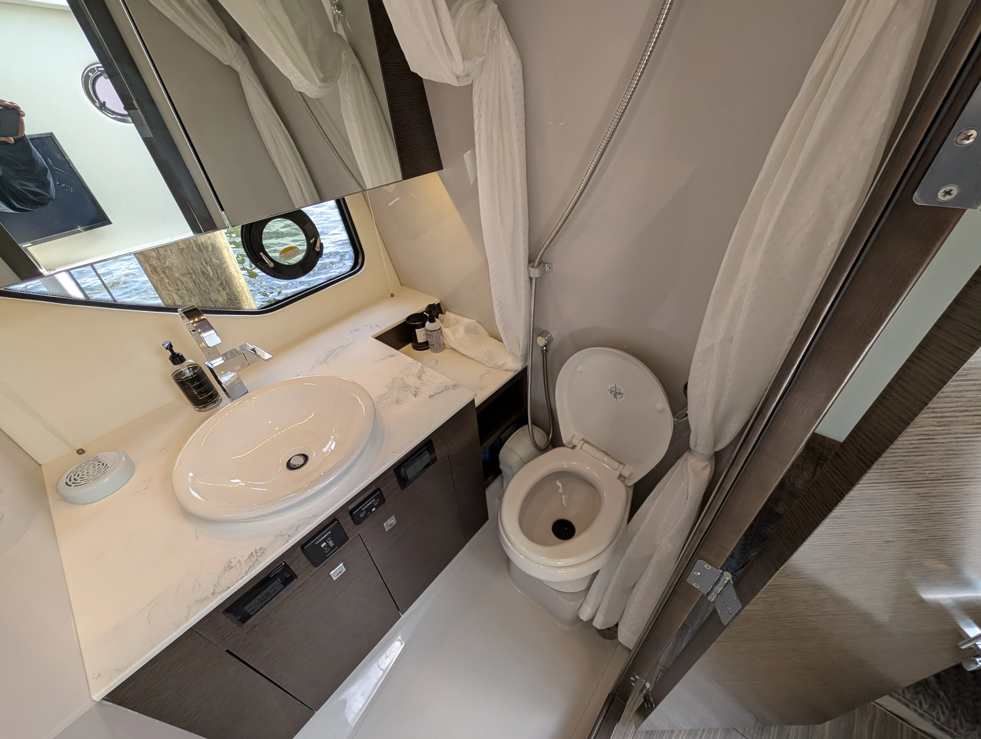 2021 Cruisers Yachts 38 GLS Image Thumbnail #51