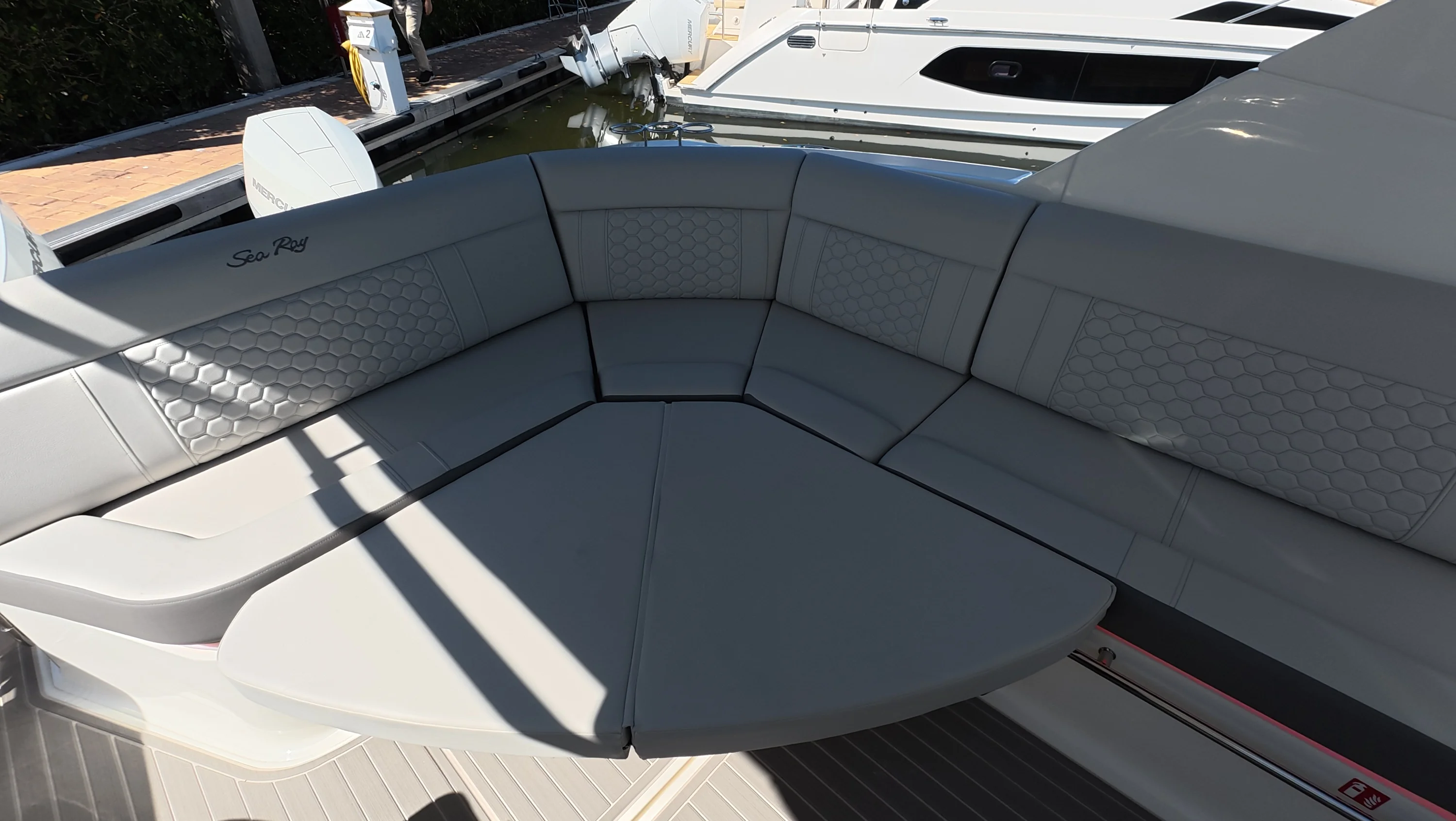 2026 Sea Ray Sundancer 320 Outboard Image Thumbnail #10