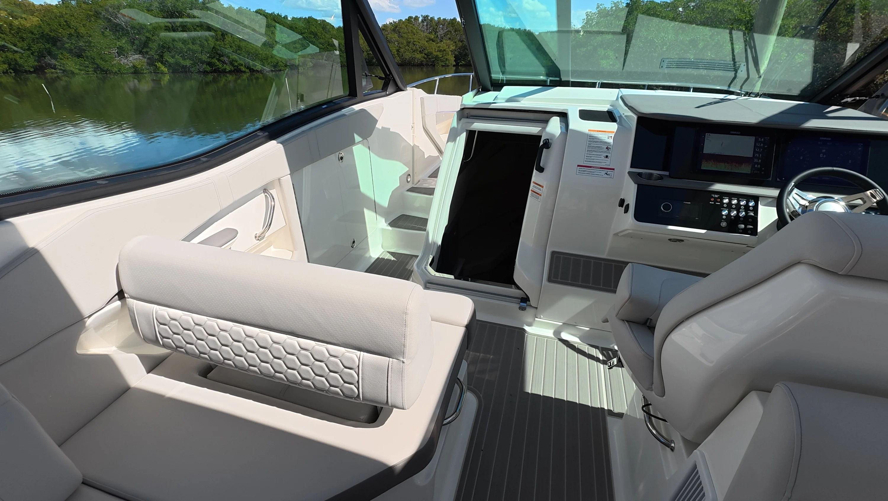 2026 Sea Ray Sundancer 320 Outboard Image Thumbnail #22