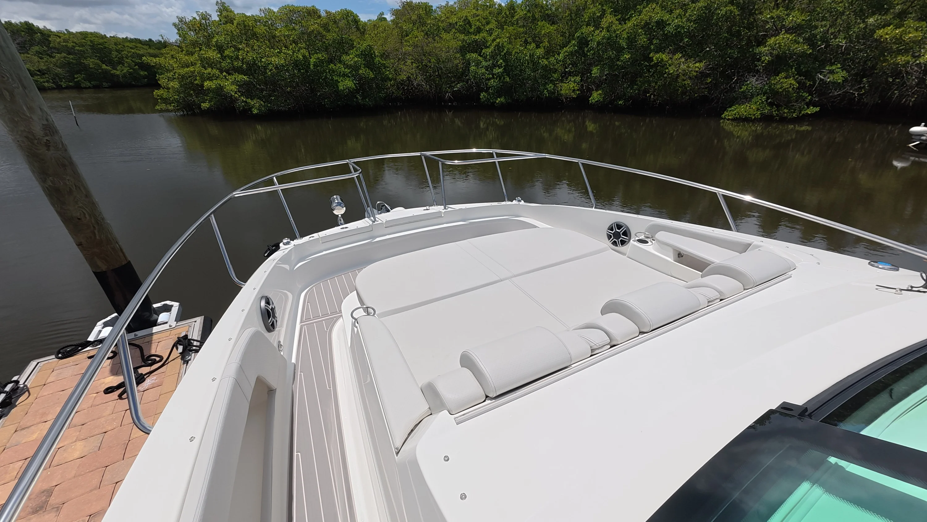 2026 Sea Ray Sundancer 320 Outboard Image Thumbnail #39