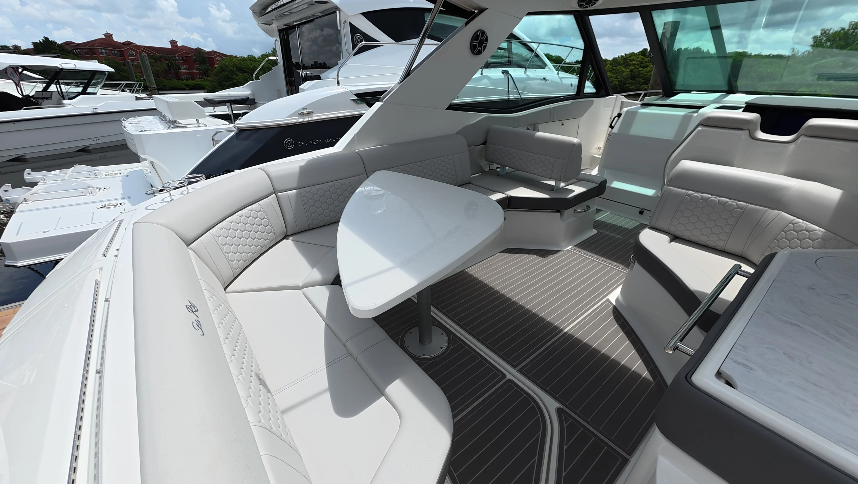 2026 Sea Ray Sundancer 320 Outboard Image Thumbnail #24