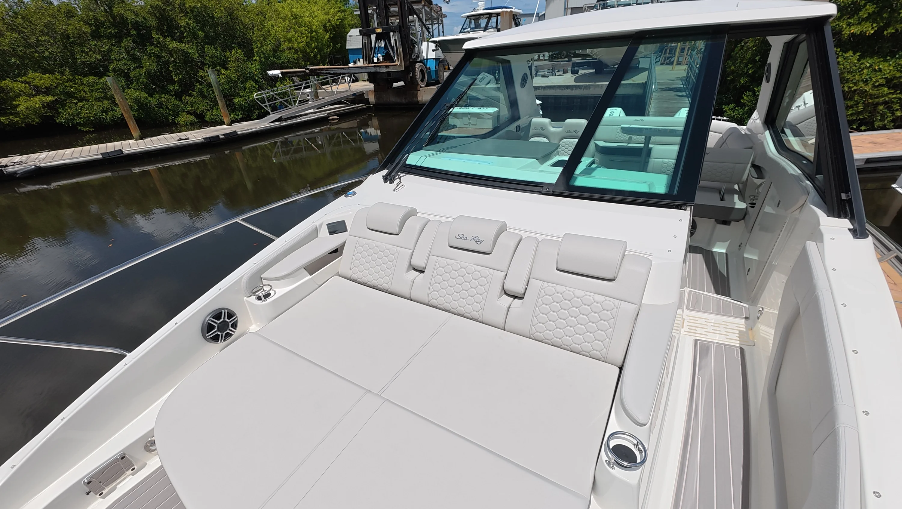 2026 Sea Ray Sundancer 320 Outboard Image Thumbnail #42