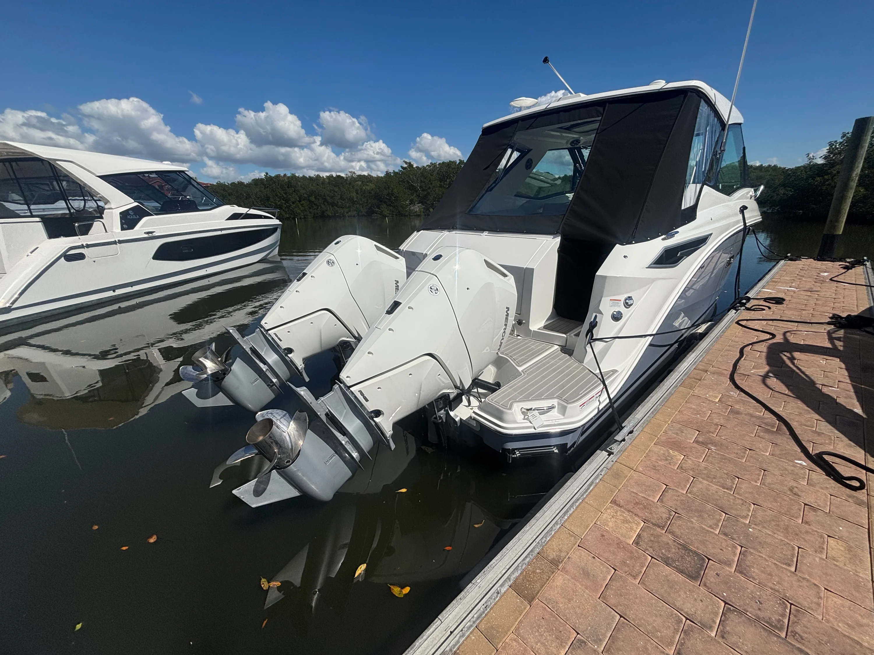 2026 Sea Ray Sundancer 320 Outboard Image Thumbnail #1