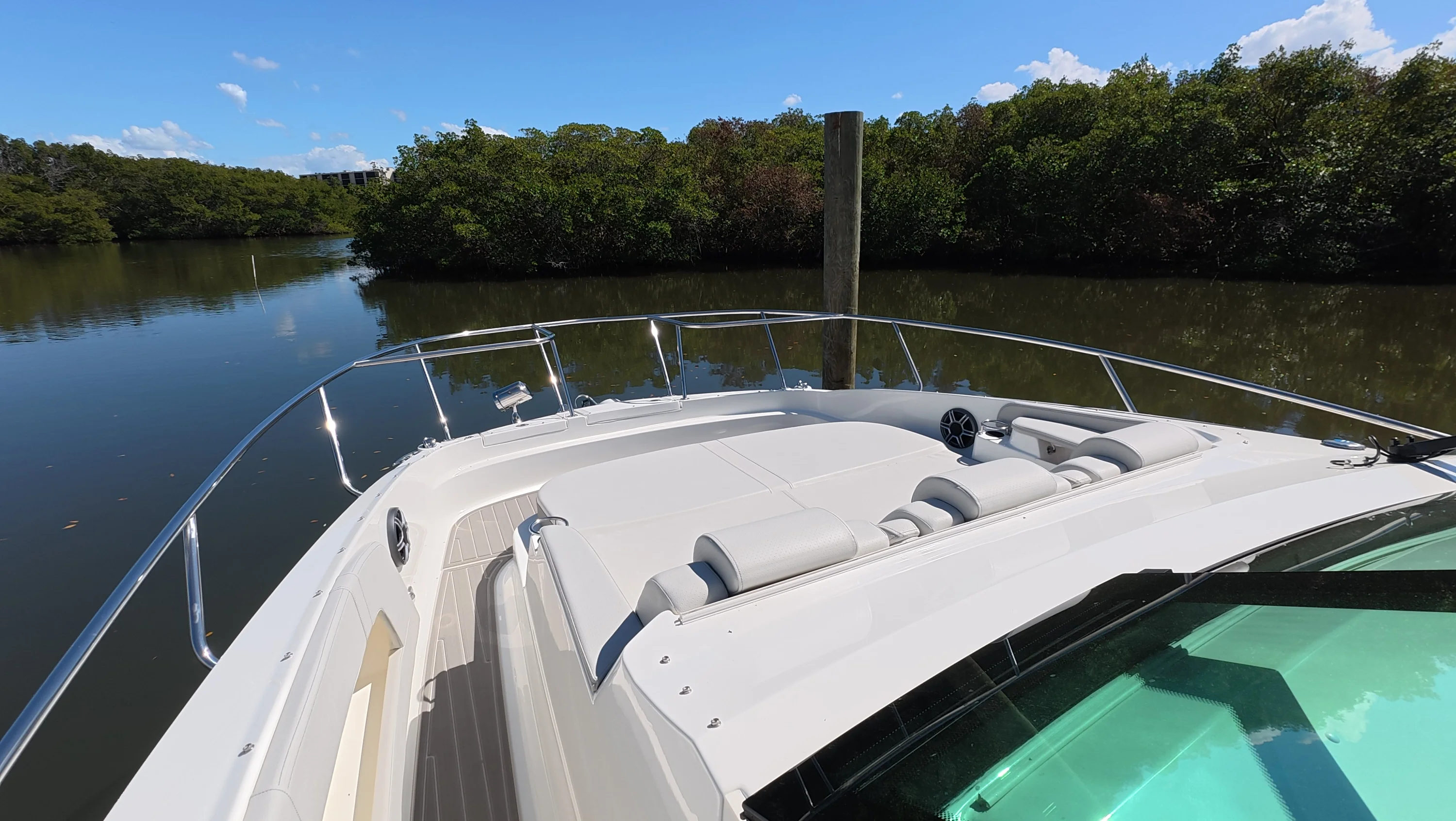 2026 Sea Ray Sundancer 320 Outboard Image Thumbnail #23