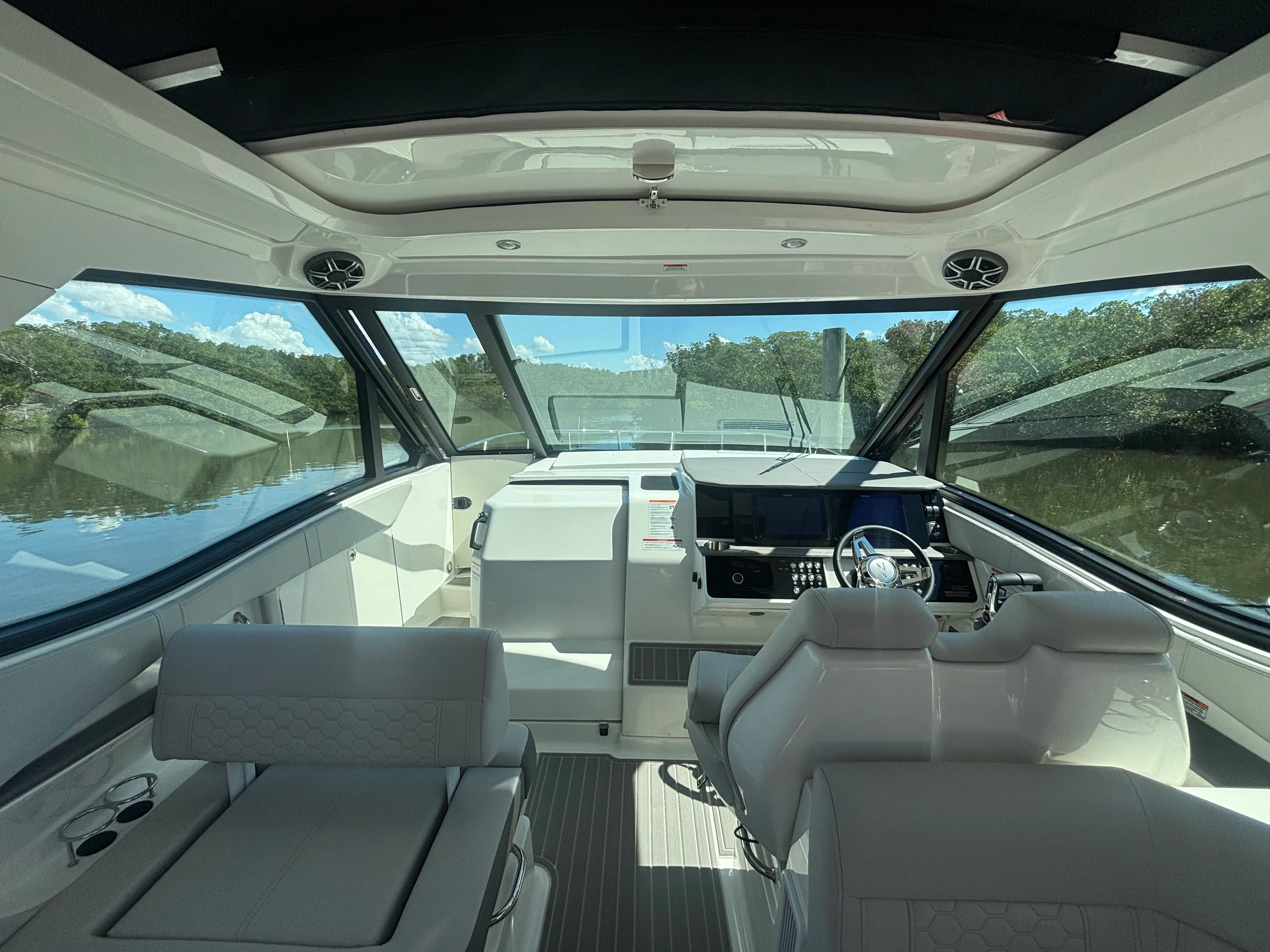 2026 Sea Ray Sundancer 320 Outboard Image Thumbnail #15