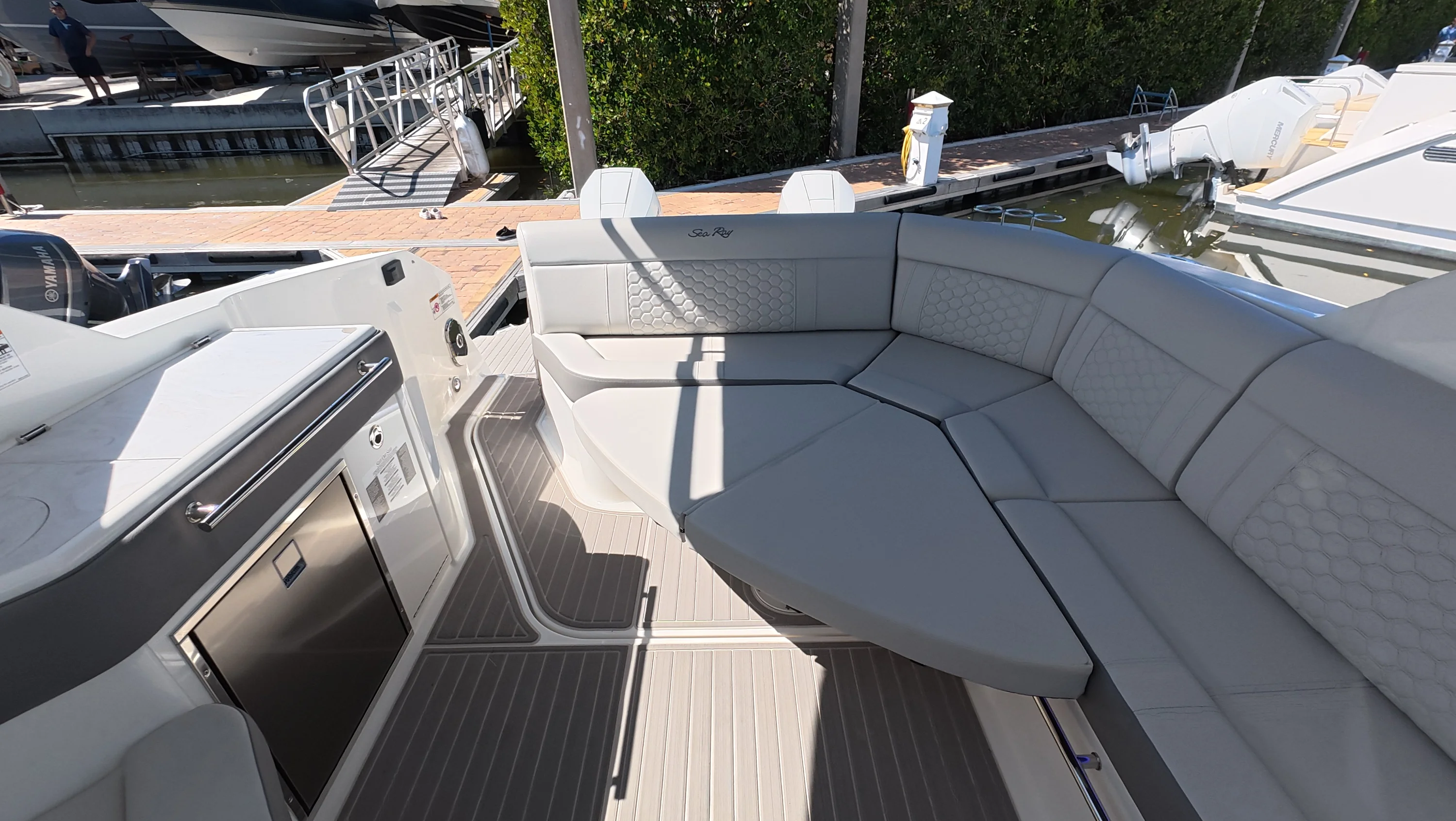 2026 Sea Ray Sundancer 320 Outboard Image Thumbnail #6