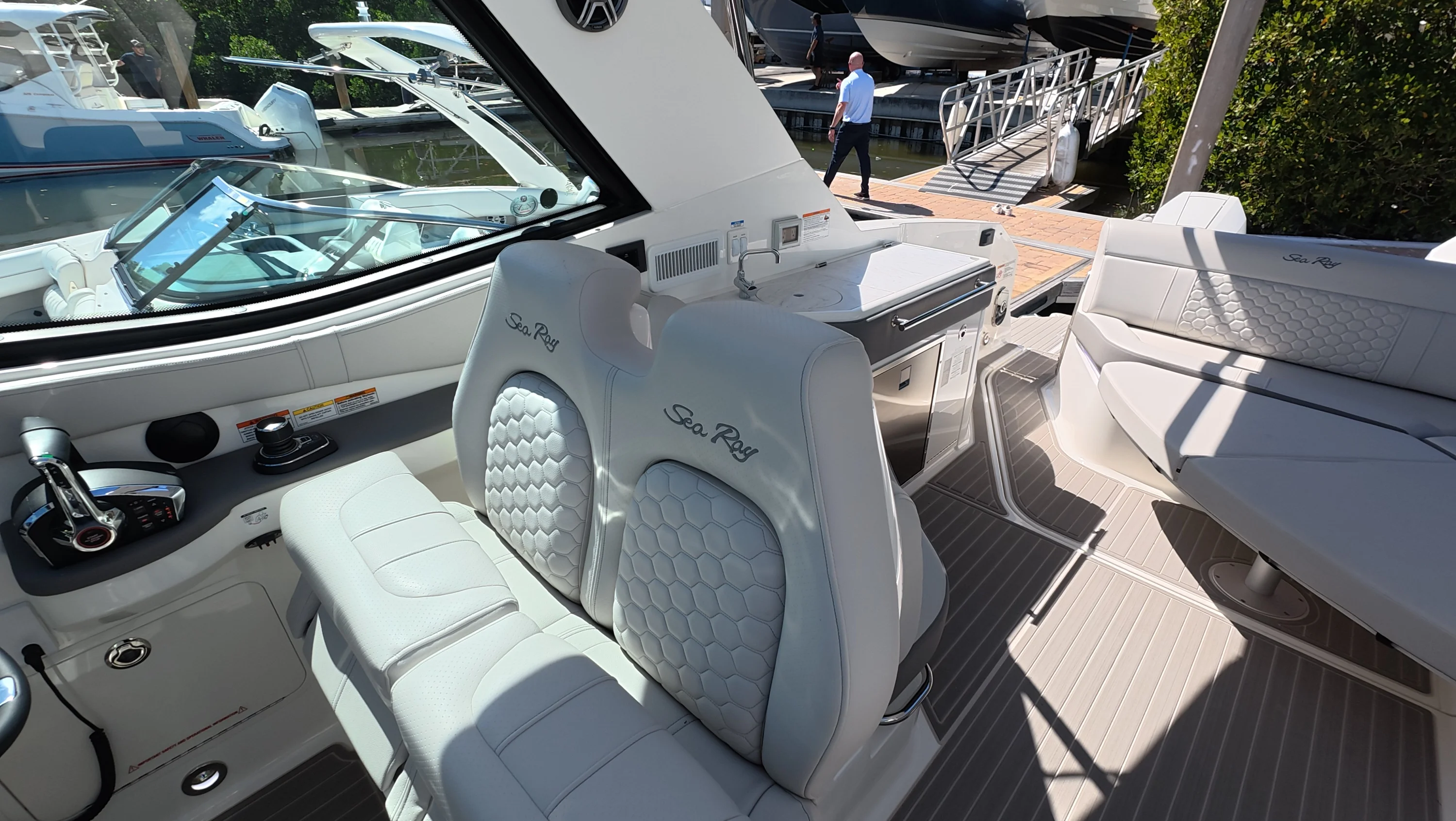 2026 Sea Ray Sundancer 320 Outboard Image Thumbnail #21
