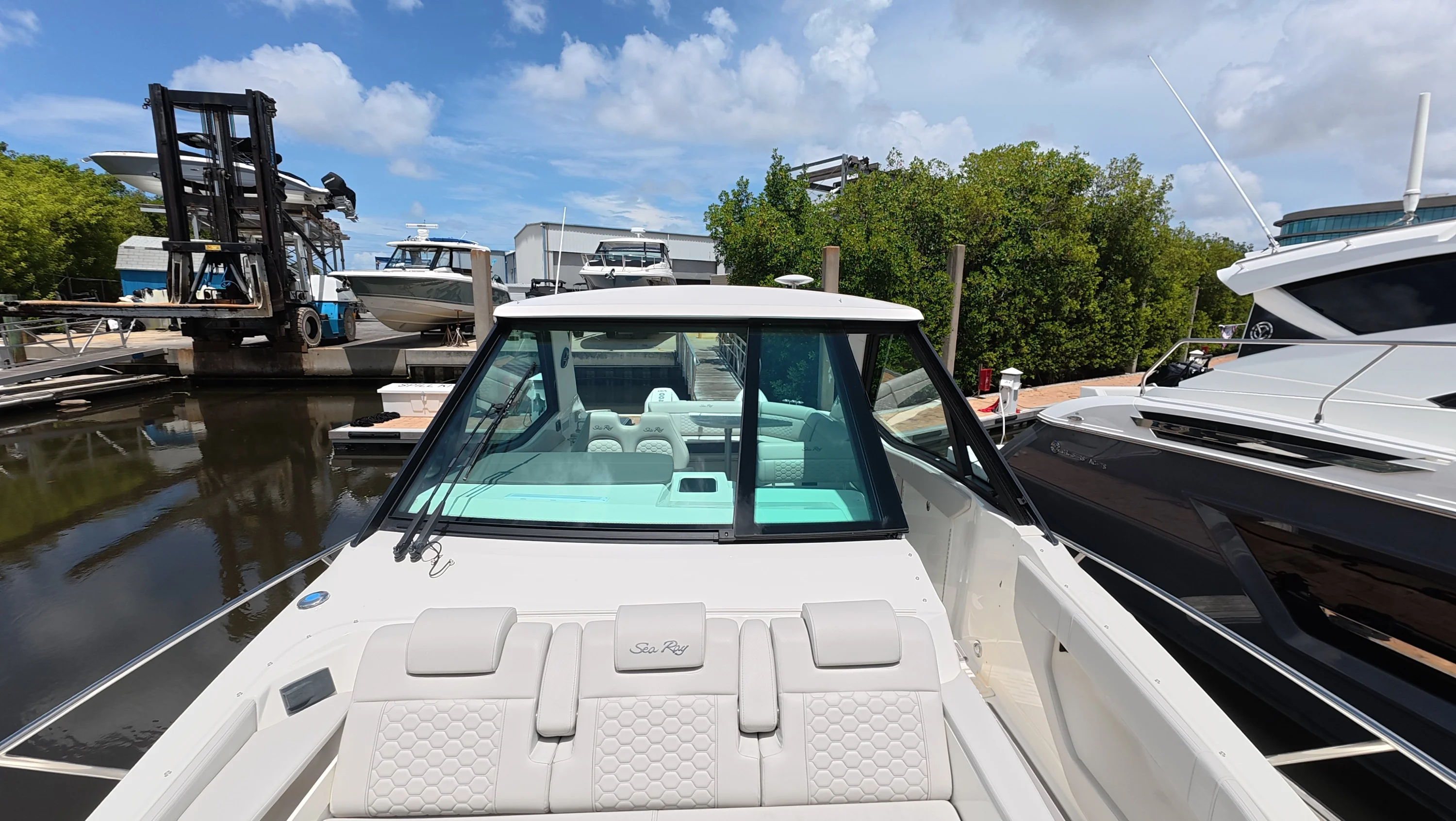 2026 Sea Ray Sundancer 320 Outboard Image Thumbnail #40