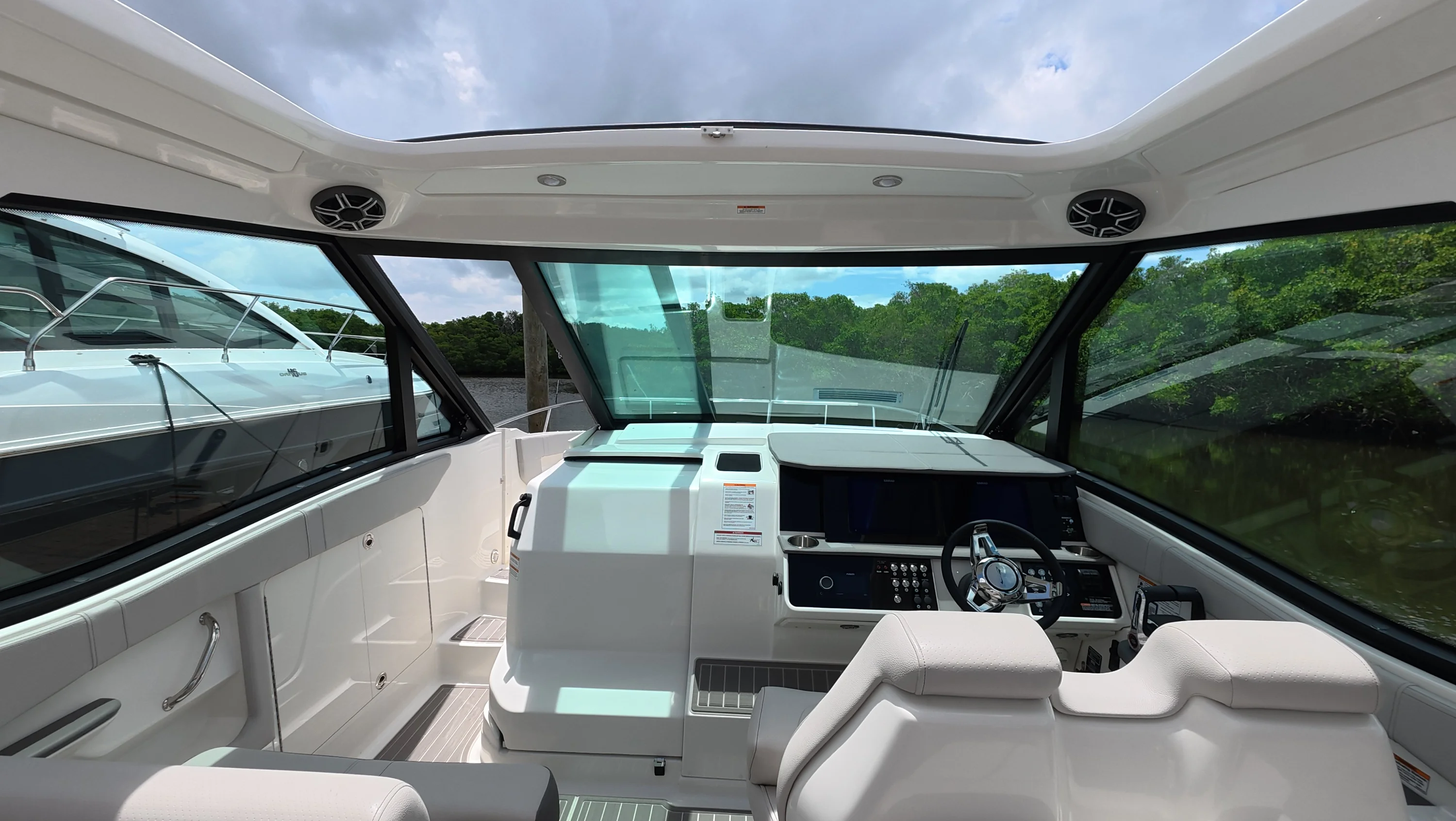 2026 Sea Ray Sundancer 320 Outboard Image Thumbnail #37