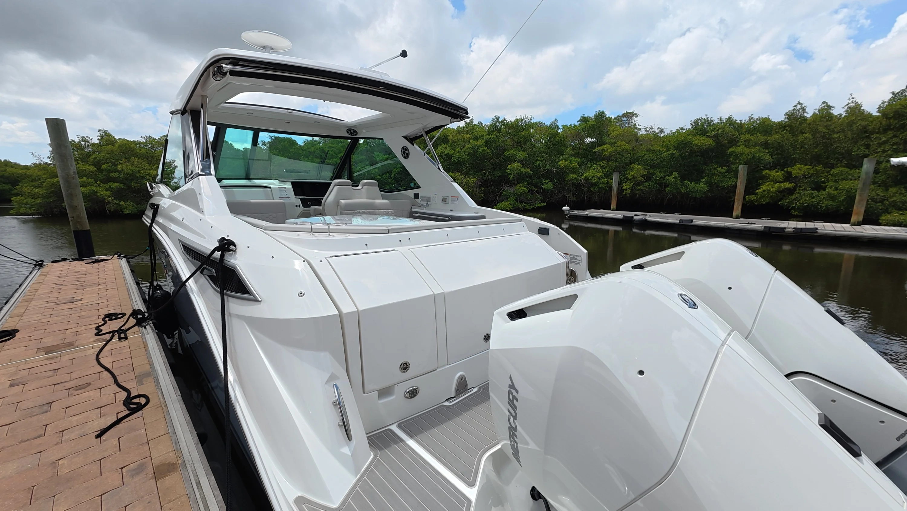 2026 Sea Ray Sundancer 320 Outboard Image Thumbnail #21