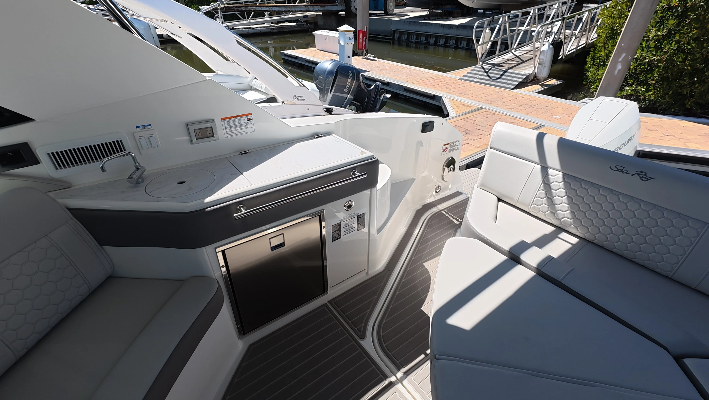 2026 Sea Ray Sundancer 320 Outboard Image Thumbnail #8