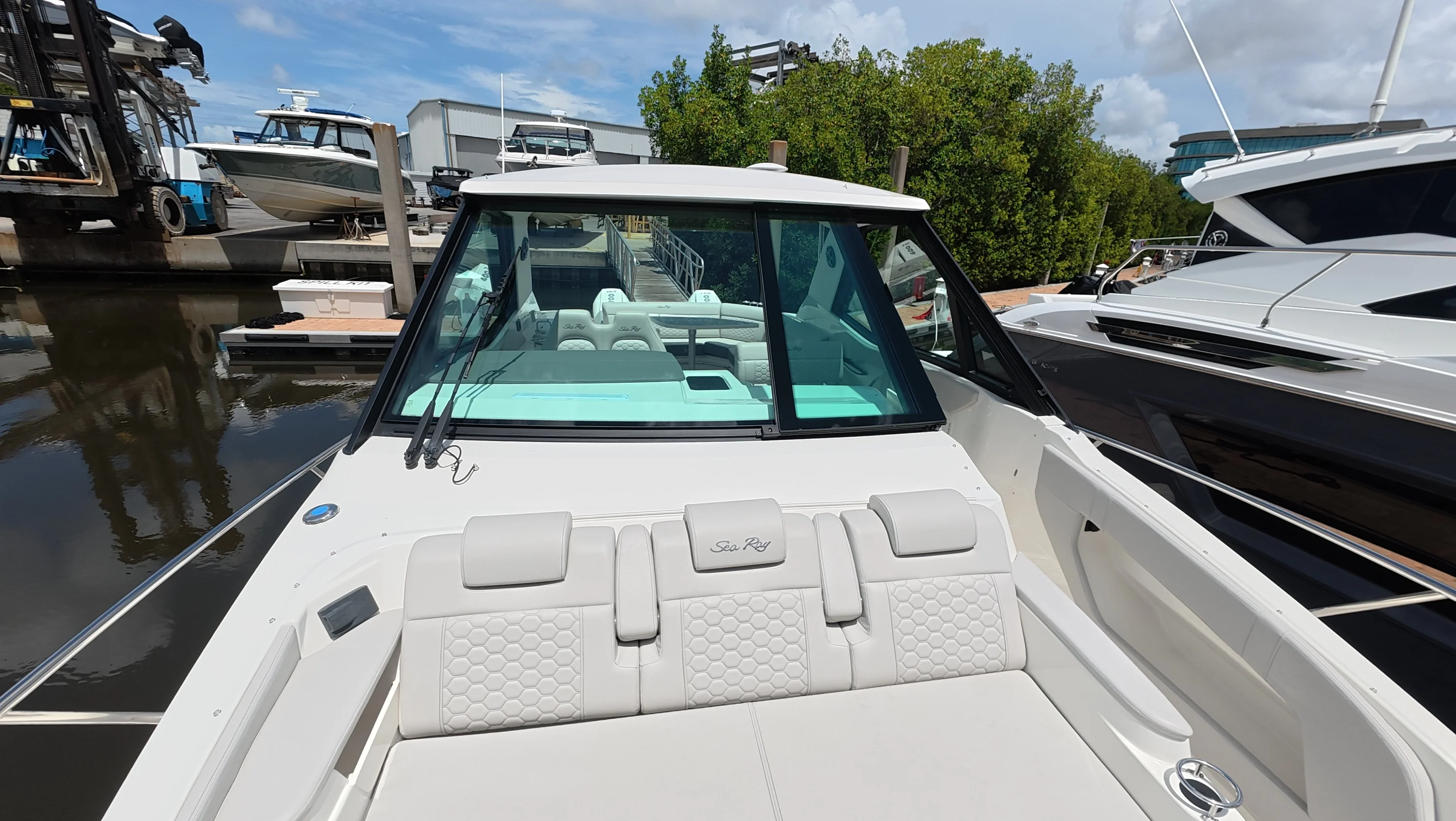 2026 Sea Ray Sundancer 320 Outboard Image Thumbnail #41