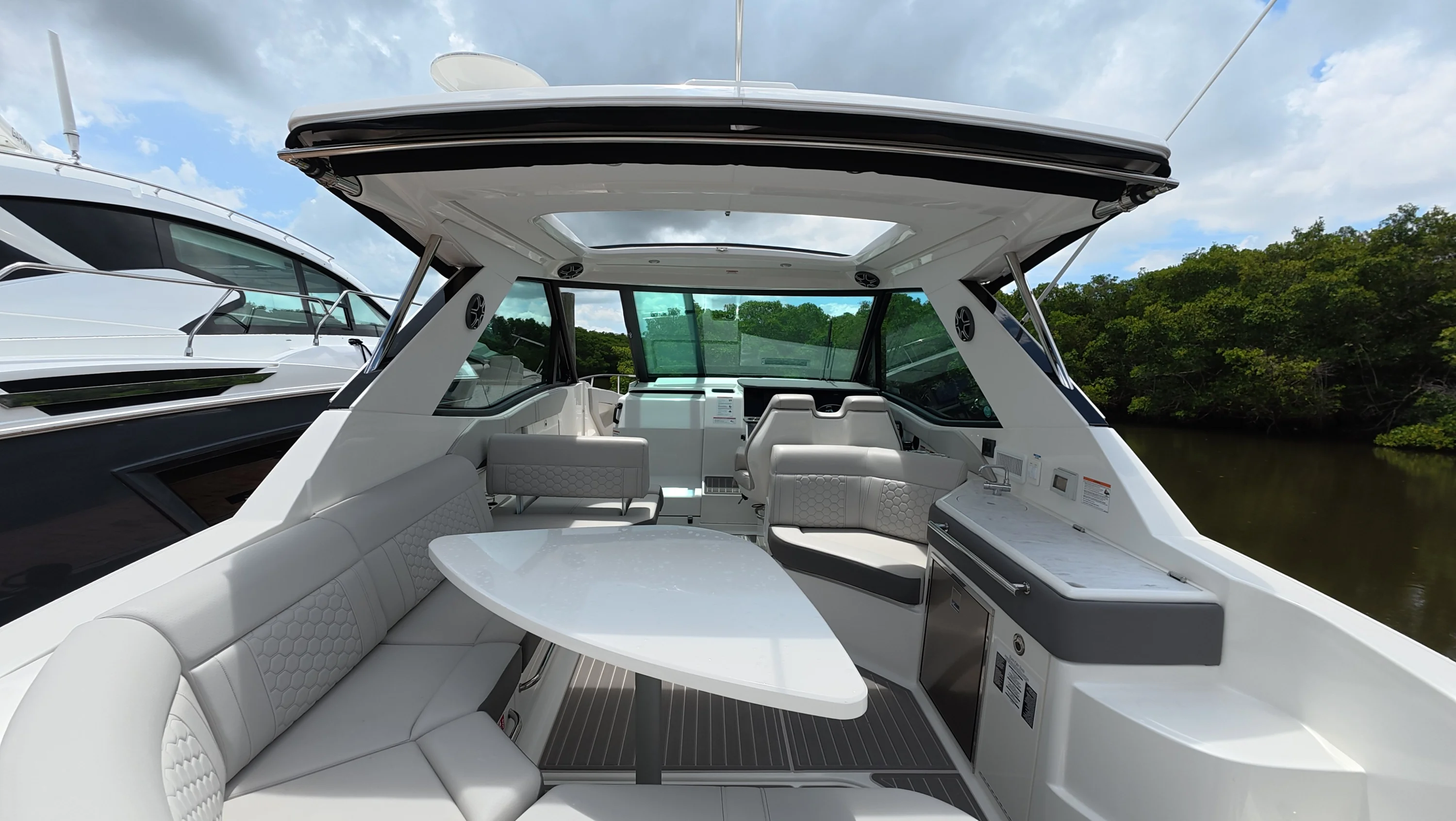 2026 Sea Ray Sundancer 320 Outboard Image Thumbnail #22