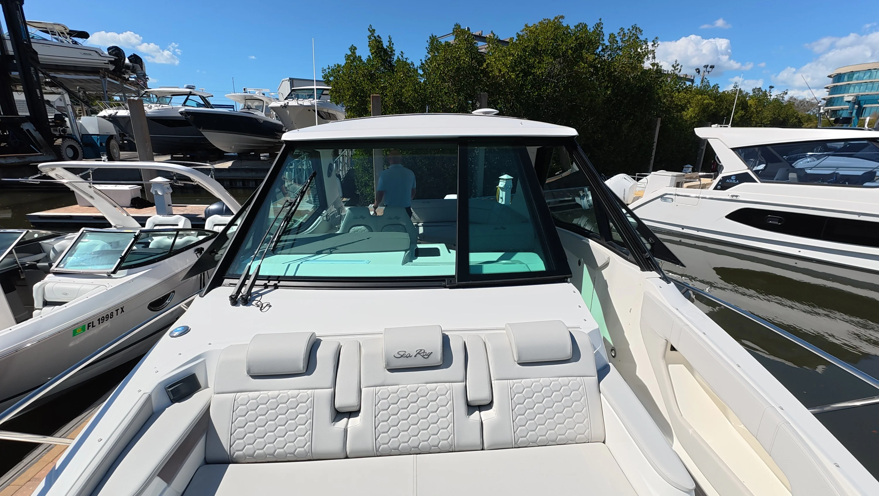2026 Sea Ray Sundancer 320 Outboard Image Thumbnail #24