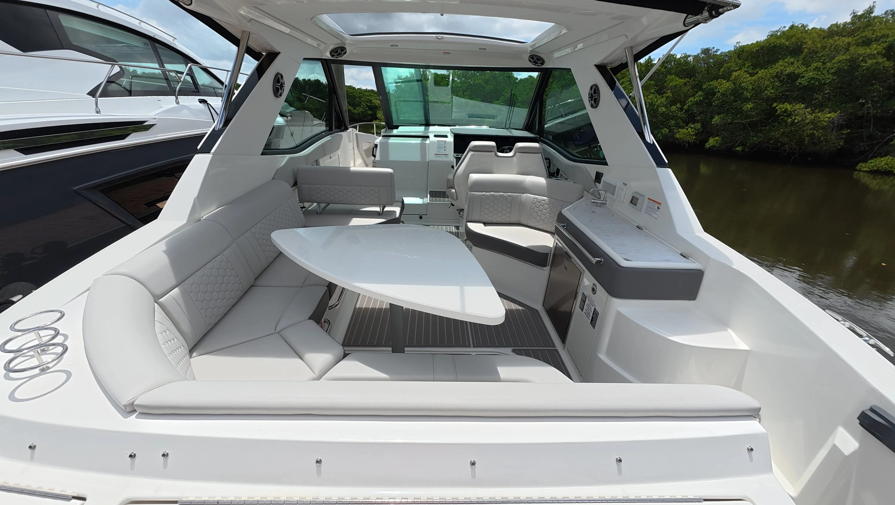 2026 Sea Ray Sundancer 320 Outboard Image Thumbnail #23