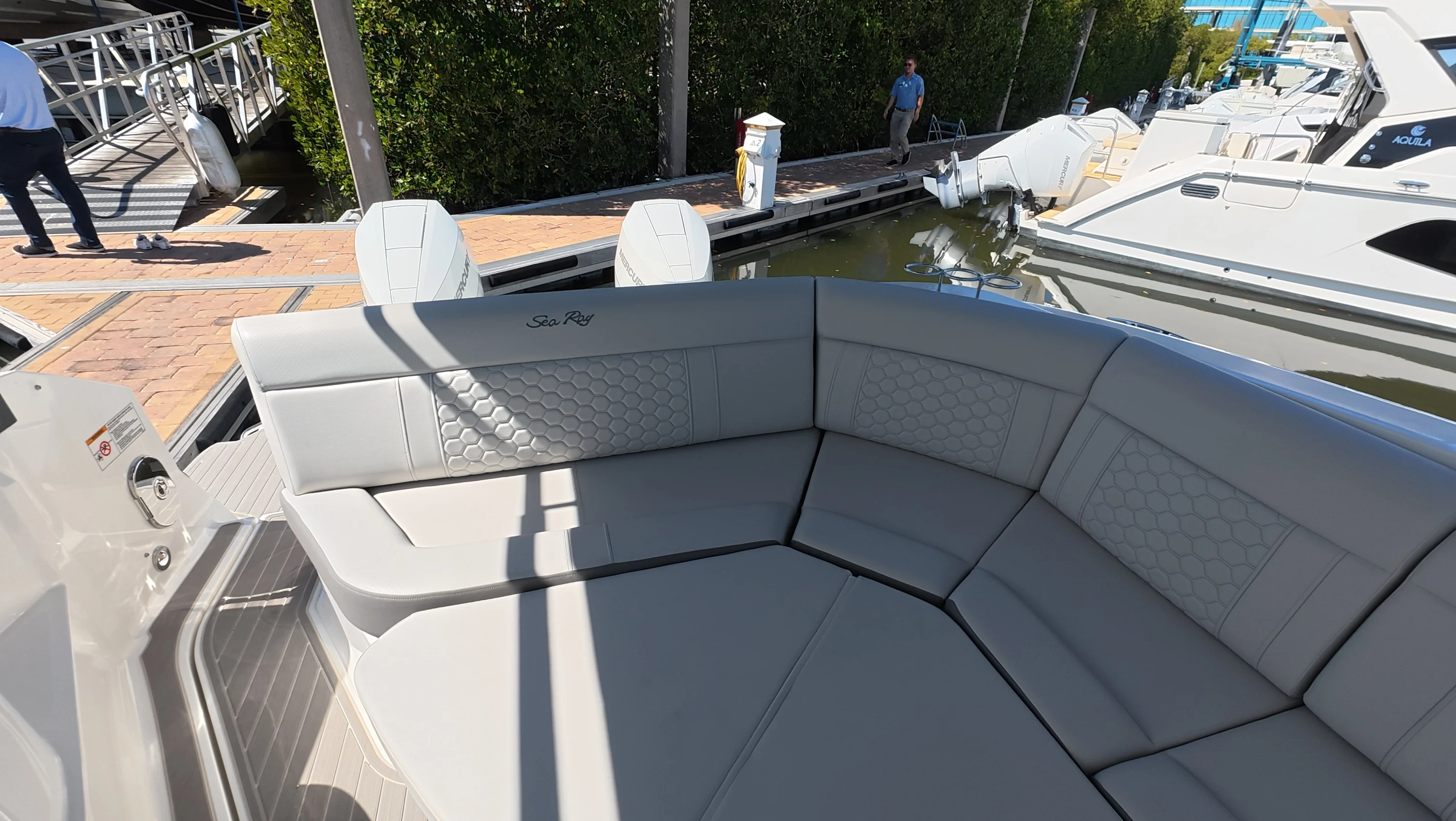 2026 Sea Ray Sundancer 320 Outboard Image Thumbnail #9