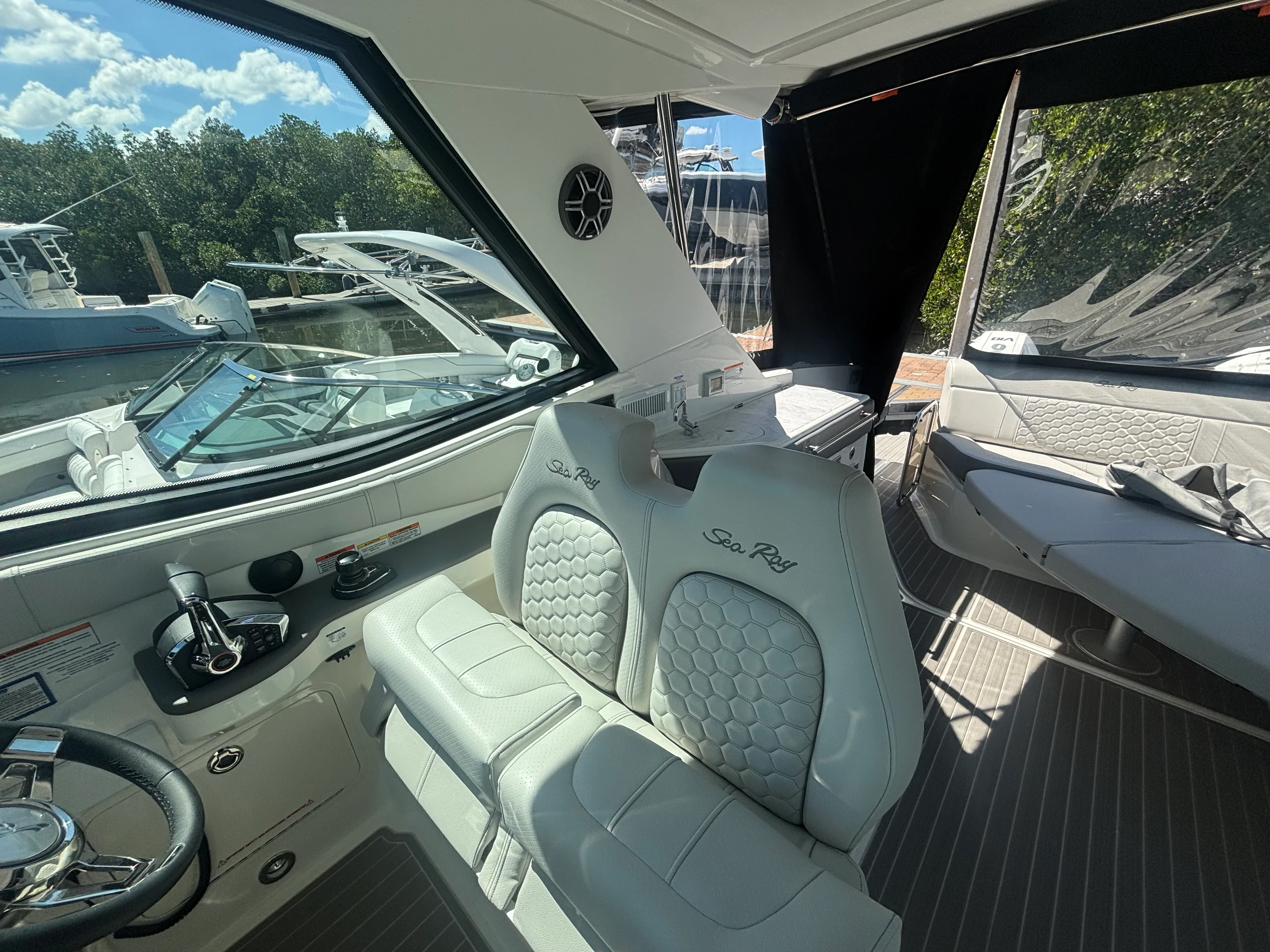 2026 Sea Ray Sundancer 320 Outboard Image Thumbnail #14