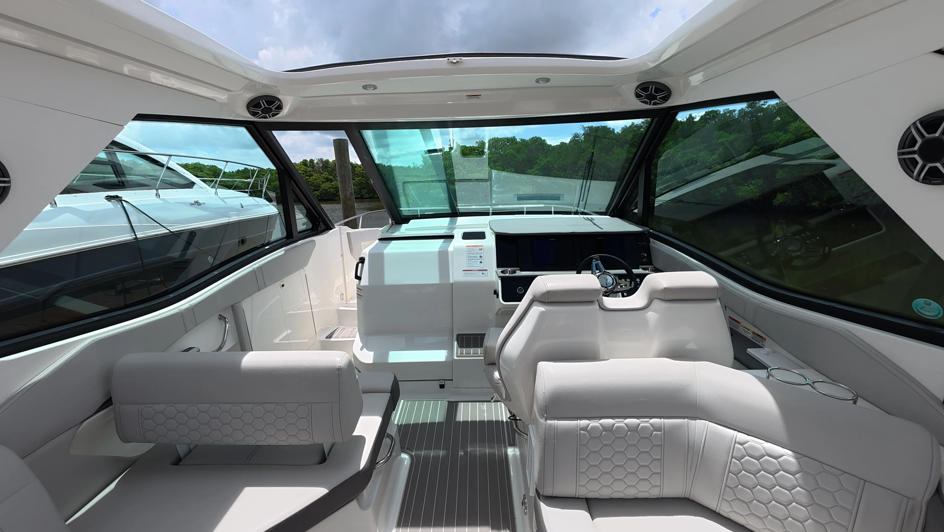 2026 Sea Ray Sundancer 320 Outboard Image Thumbnail #30